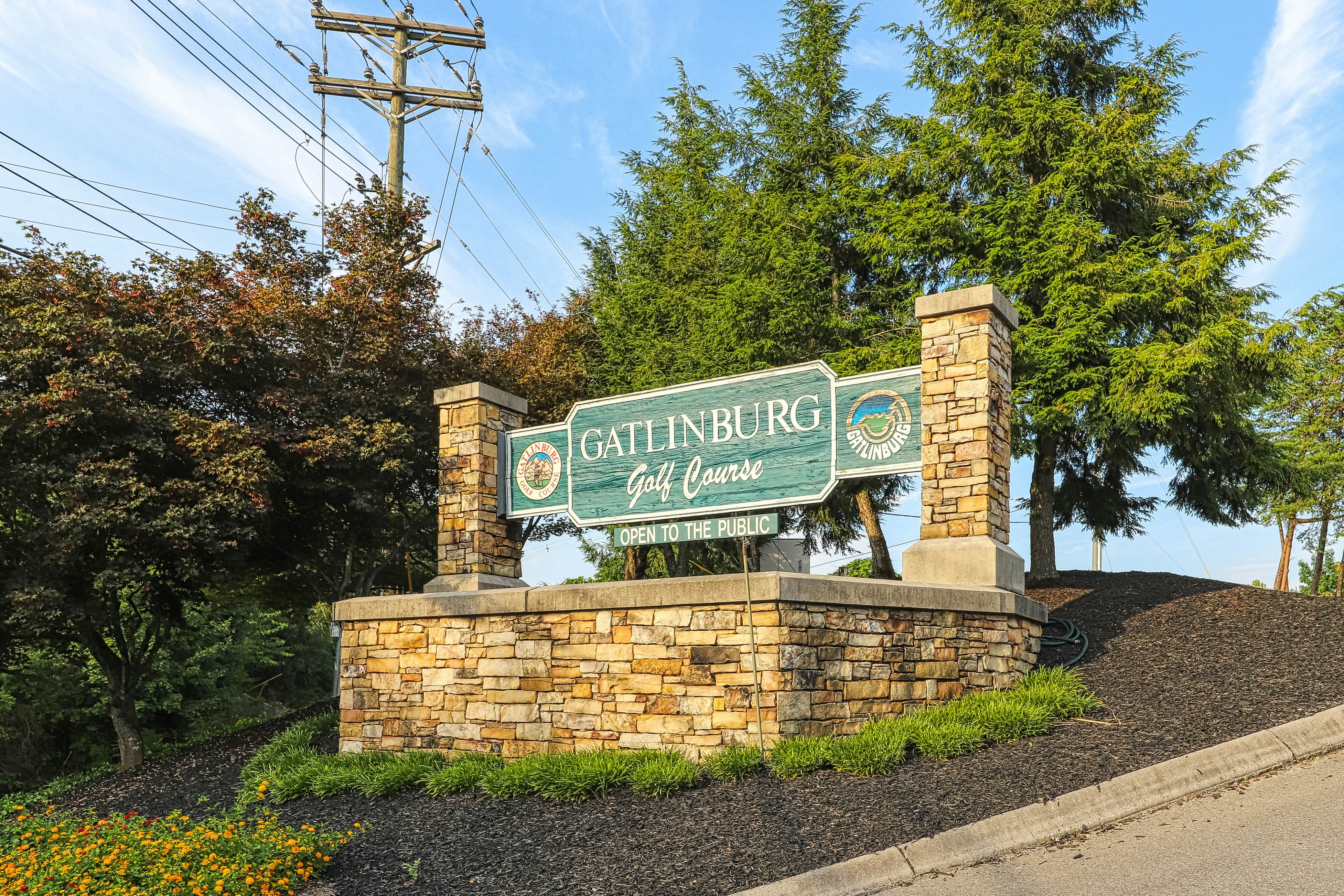 Golf Course condo w/ Free Attraction Tickets, fireplace, sauna, W/D & pool