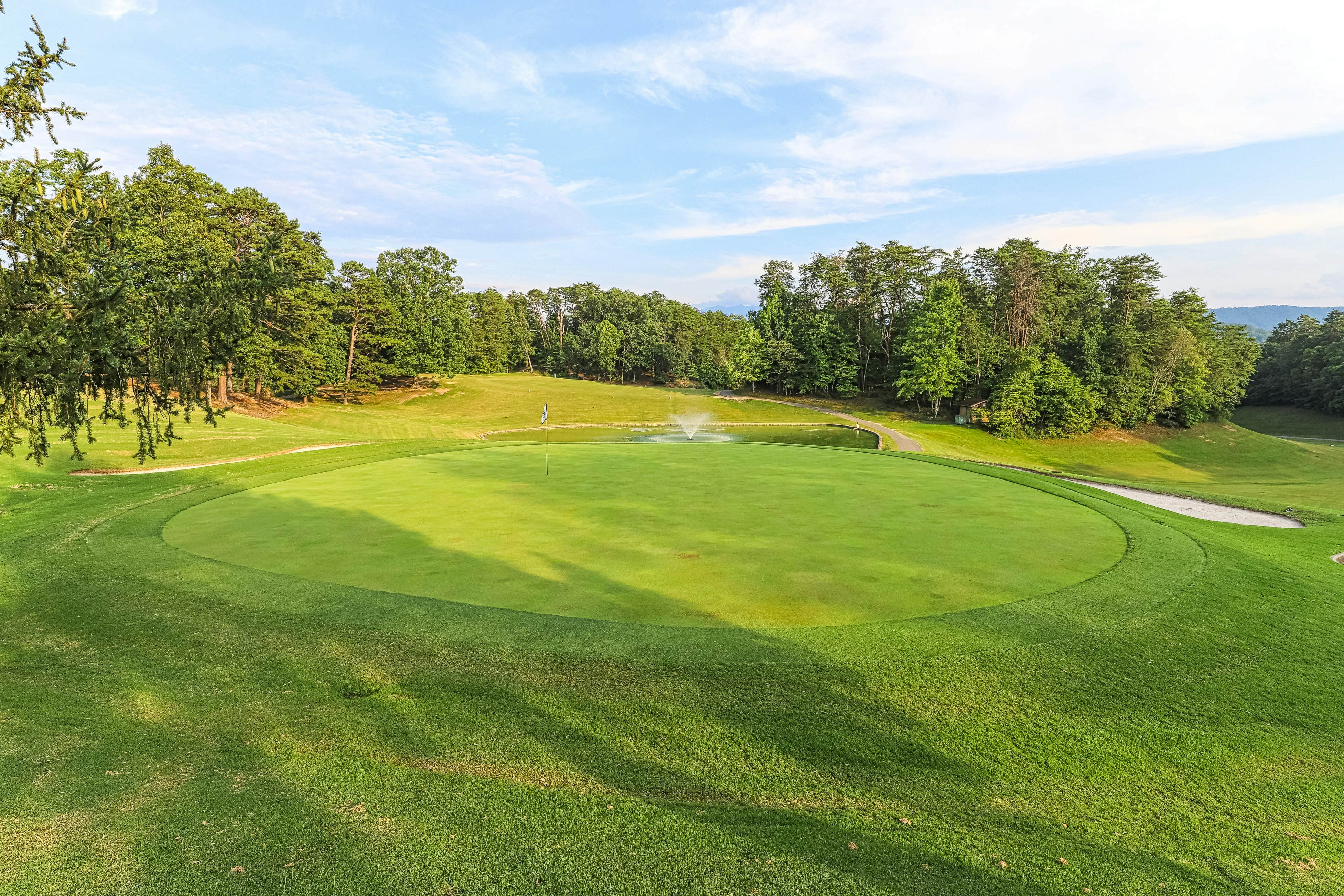 Golf Course condo w/ Free Attraction Tickets, fireplace, sauna, W/D & pool