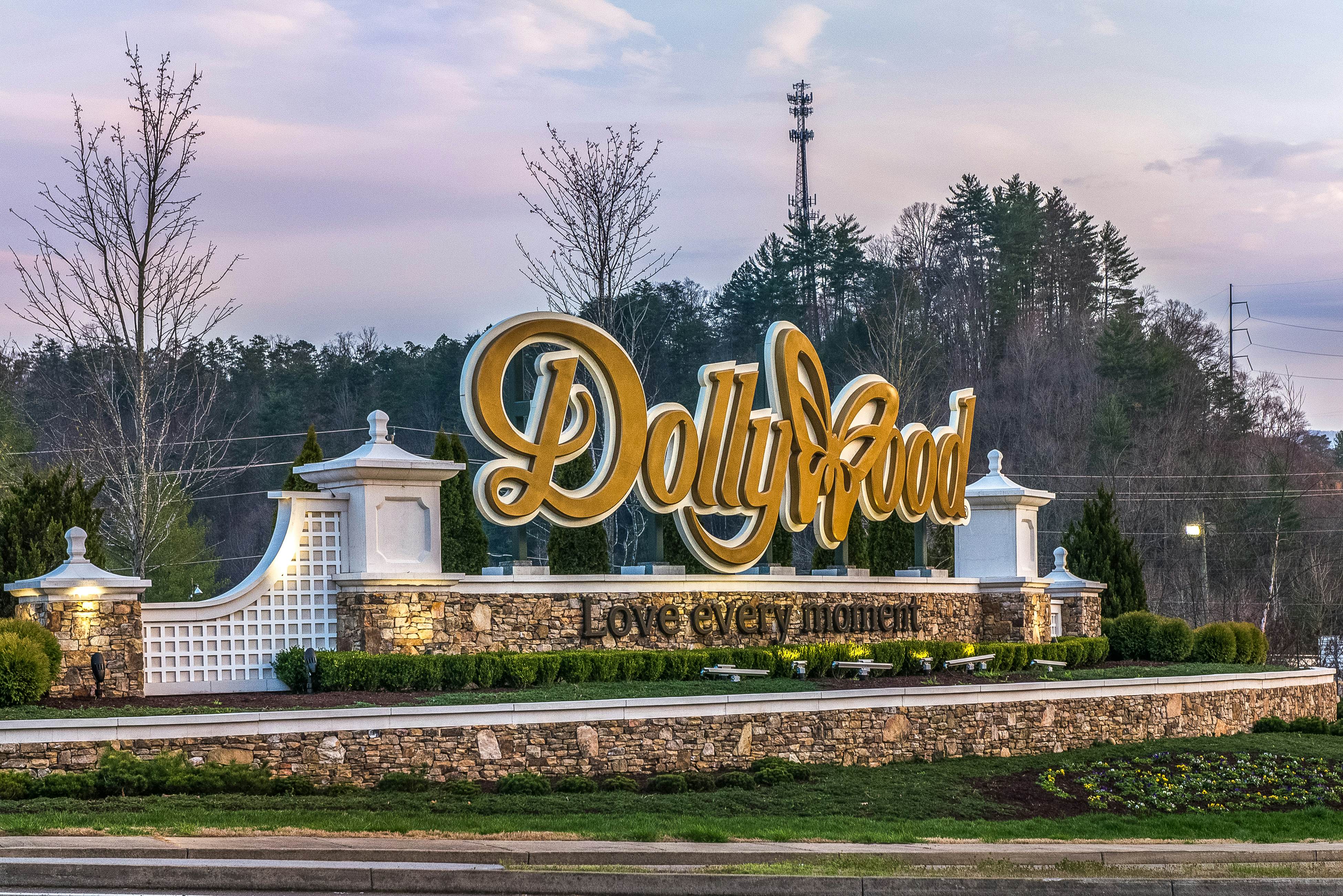 Golf Course condo w/ Free Attraction Tickets, fireplace, sauna, W/D & pool