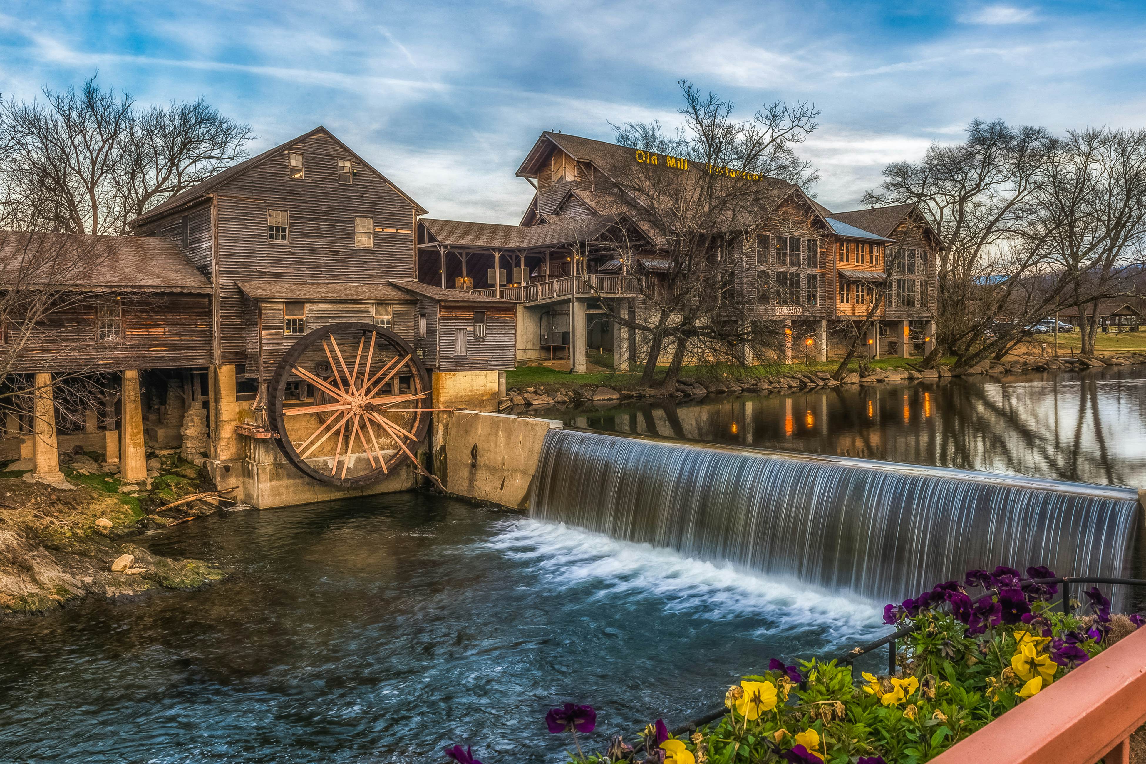 Golf Course condo w/ Free Attraction Tickets, fireplace, sauna, W/D & pool