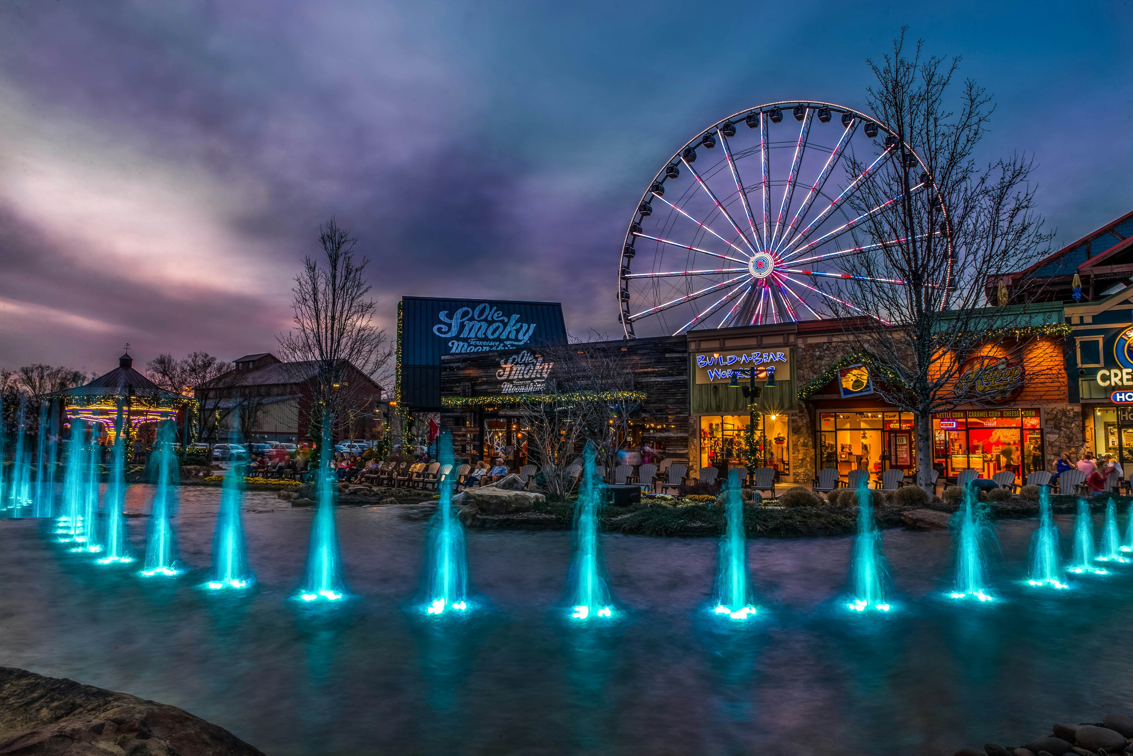 Golf Course condo w/ Free Attraction Tickets, fireplace, sauna, W/D & pool