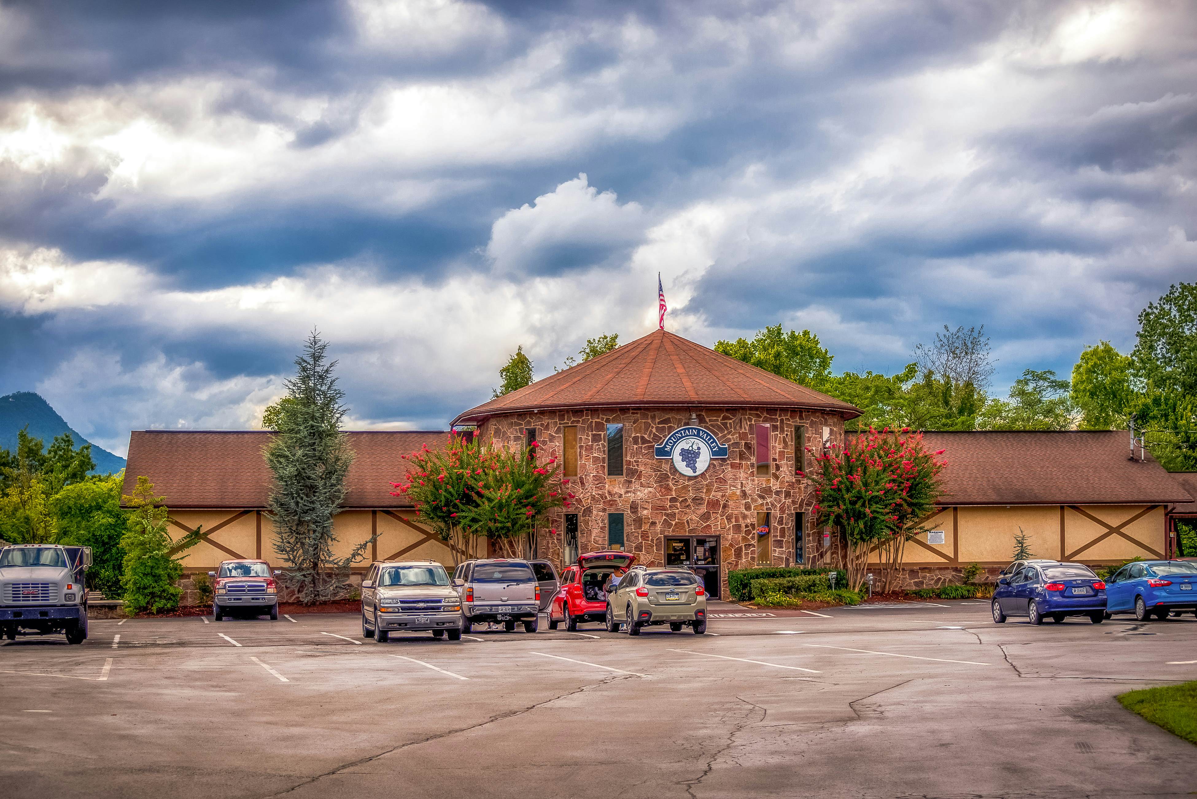 Golf Course condo w/ Free Attraction Tickets, fireplace, sauna, W/D & pool