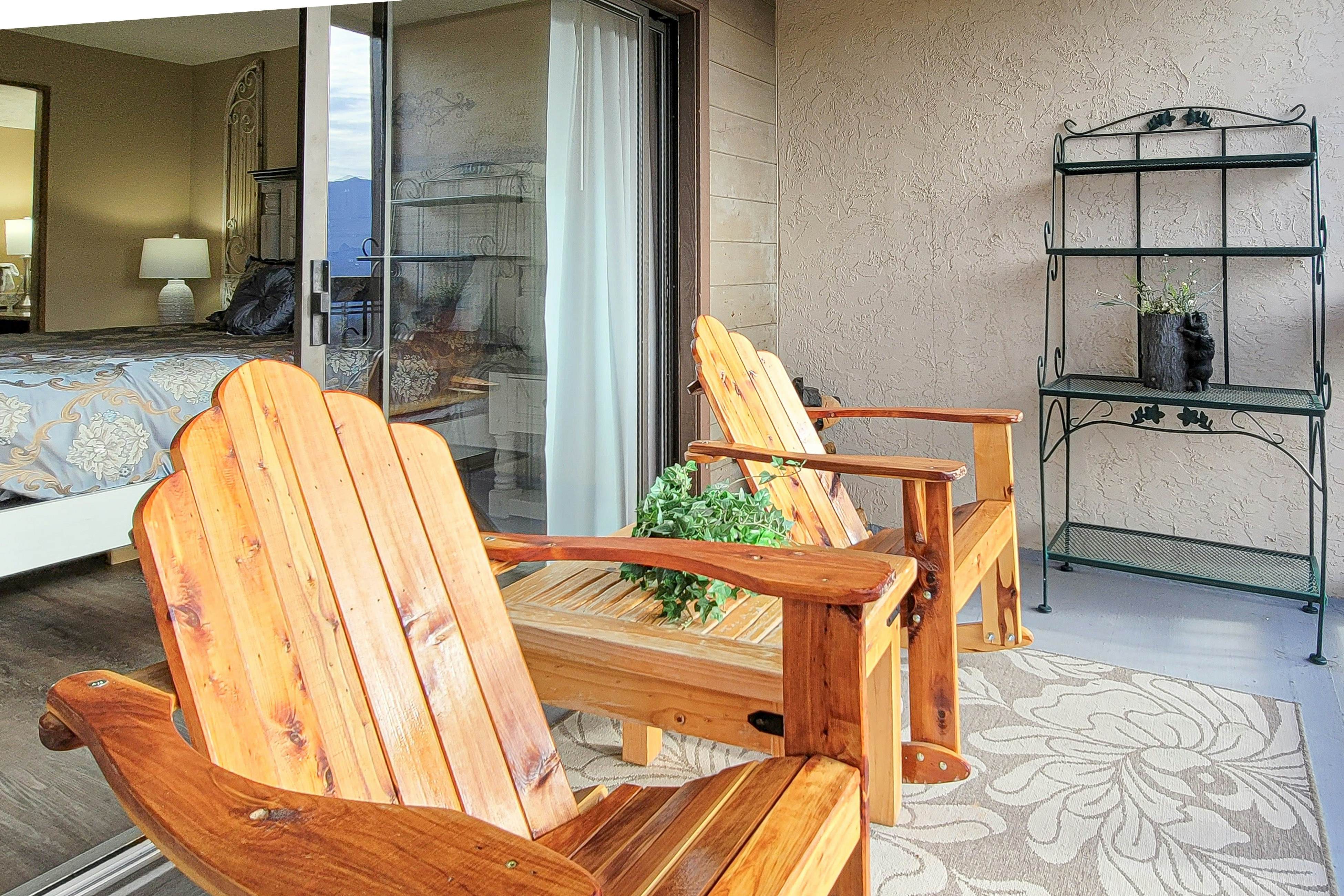 Mtn + Ntn Park View Condo, Sleeps 8・Pool・Fireplace