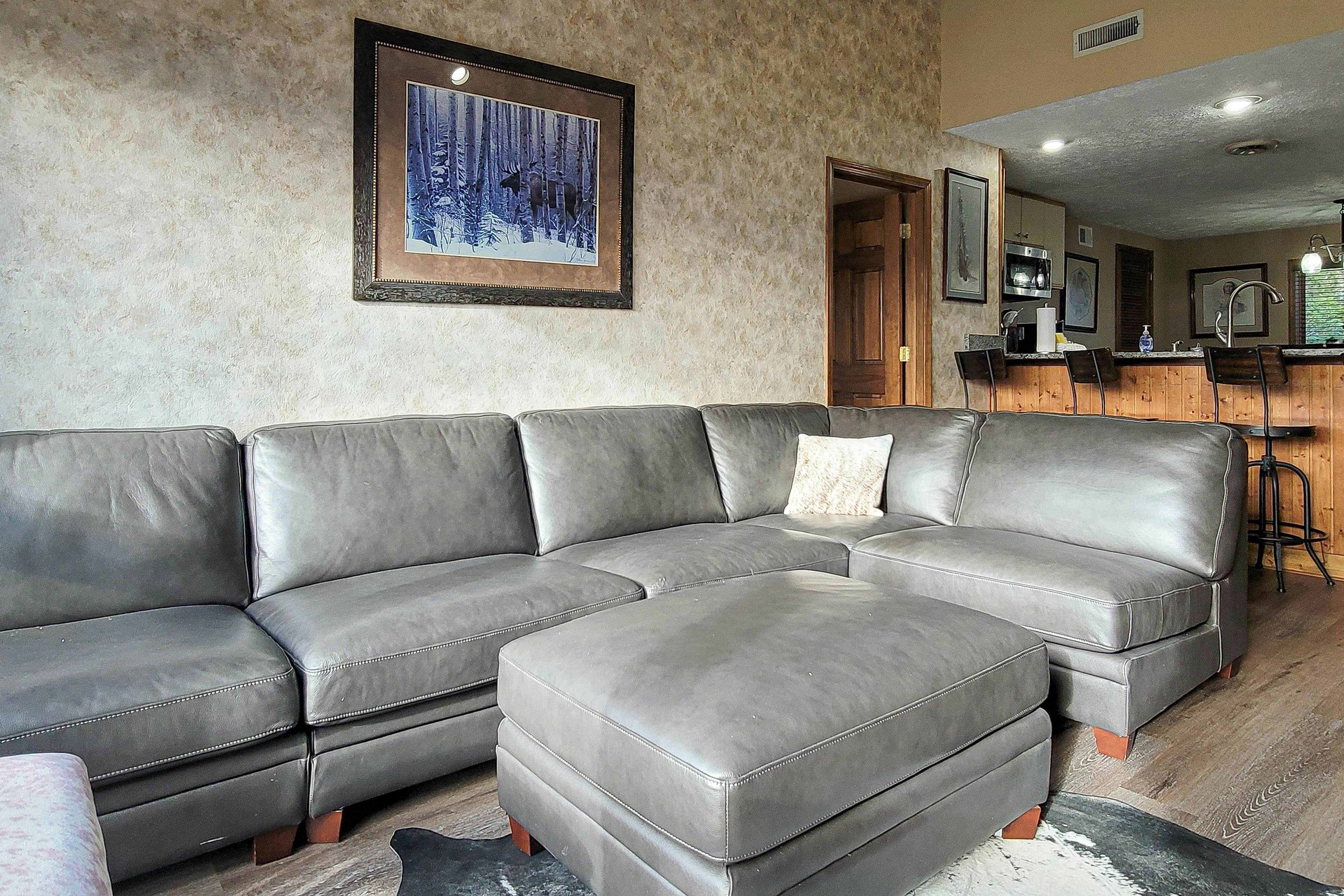 Mtn + Ntn Park View Condo, Sleeps 8・Pool・Fireplace