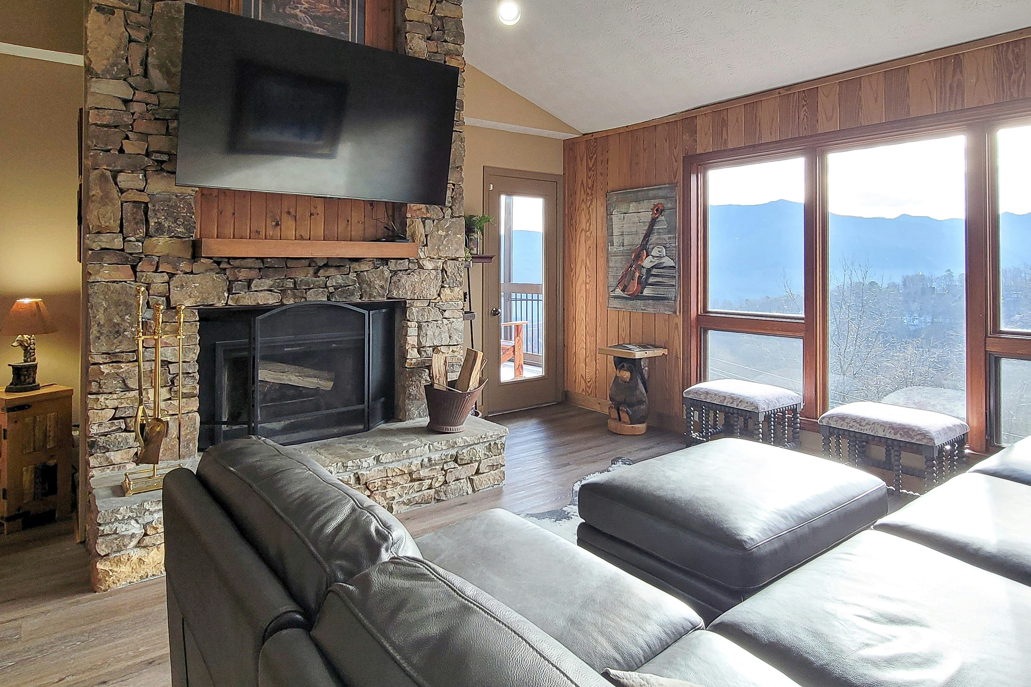 Mtn + Ntn Park View Condo, Sleeps 8・Pool・Fireplace