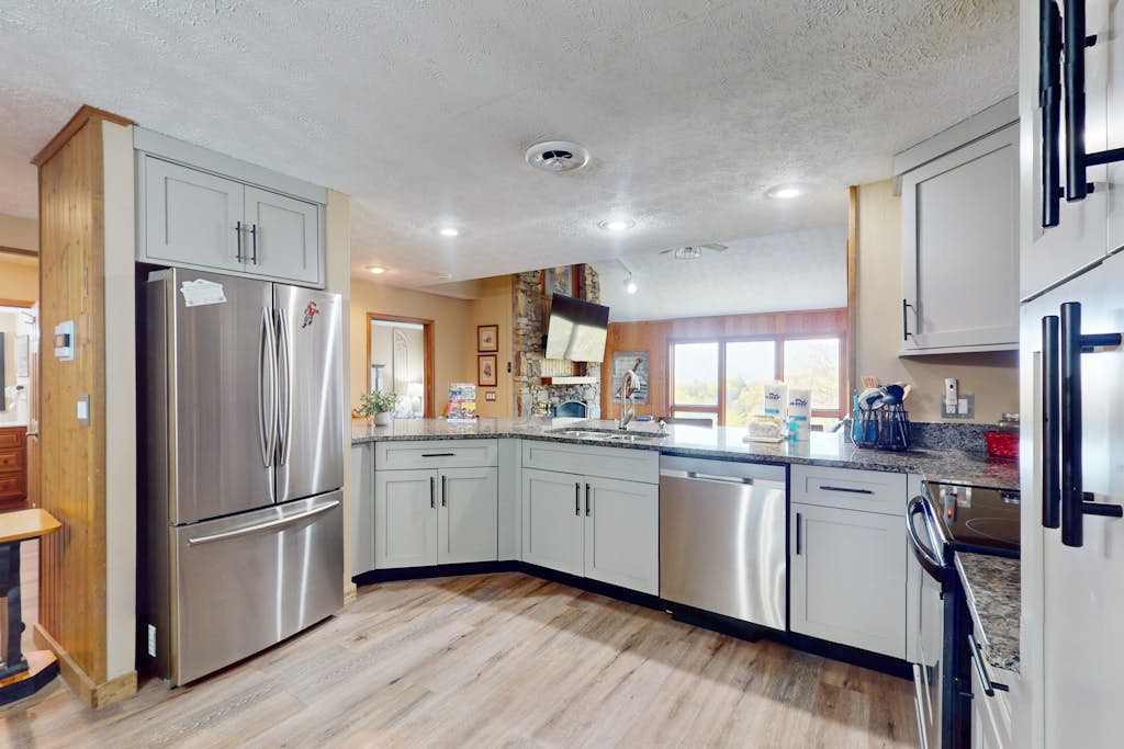 Mtn and Ntn Park View Condo, Sleeps 8, Pool, Fireplace