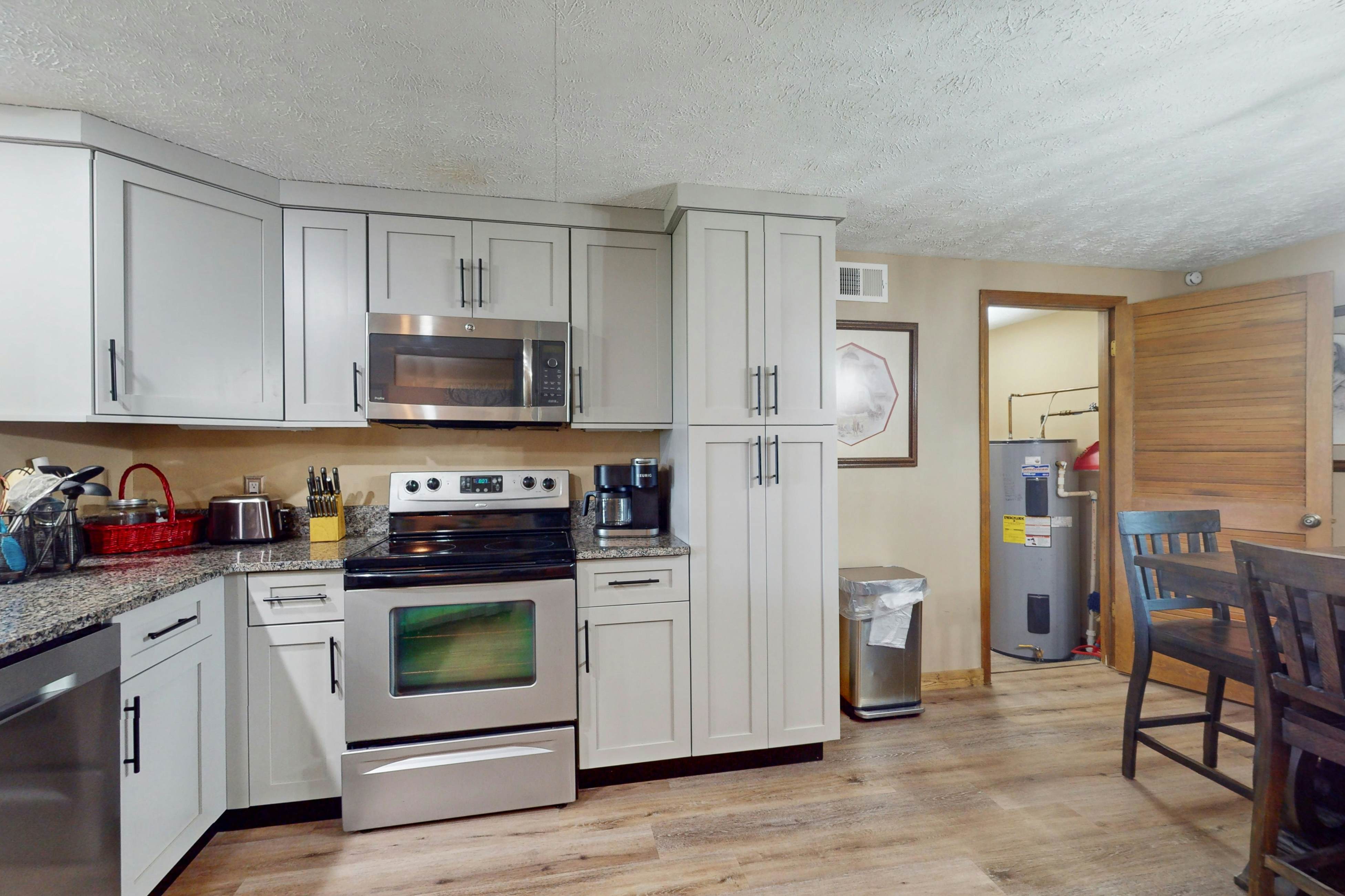 Mtn + Ntn Park View Condo, Sleeps 8・Pool・Fireplace