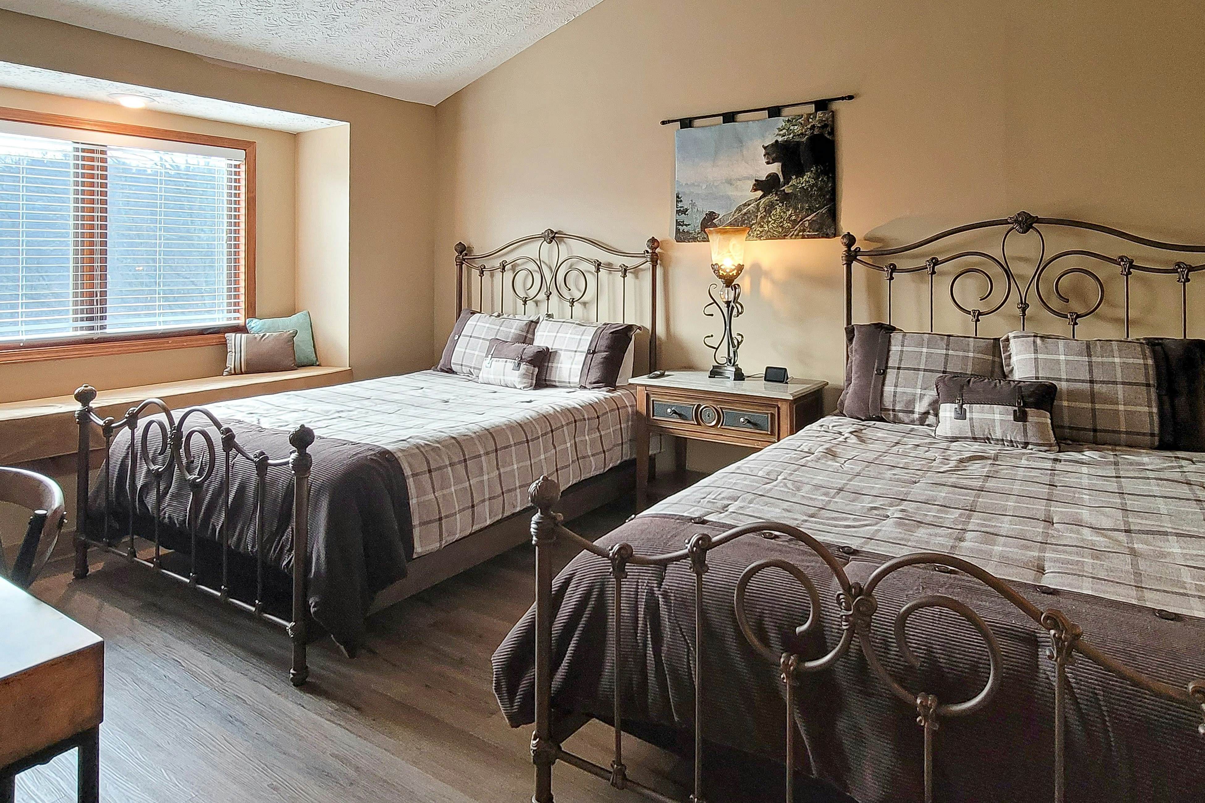 Mtn + Ntn Park View Condo, Sleeps 8・Pool・Fireplace