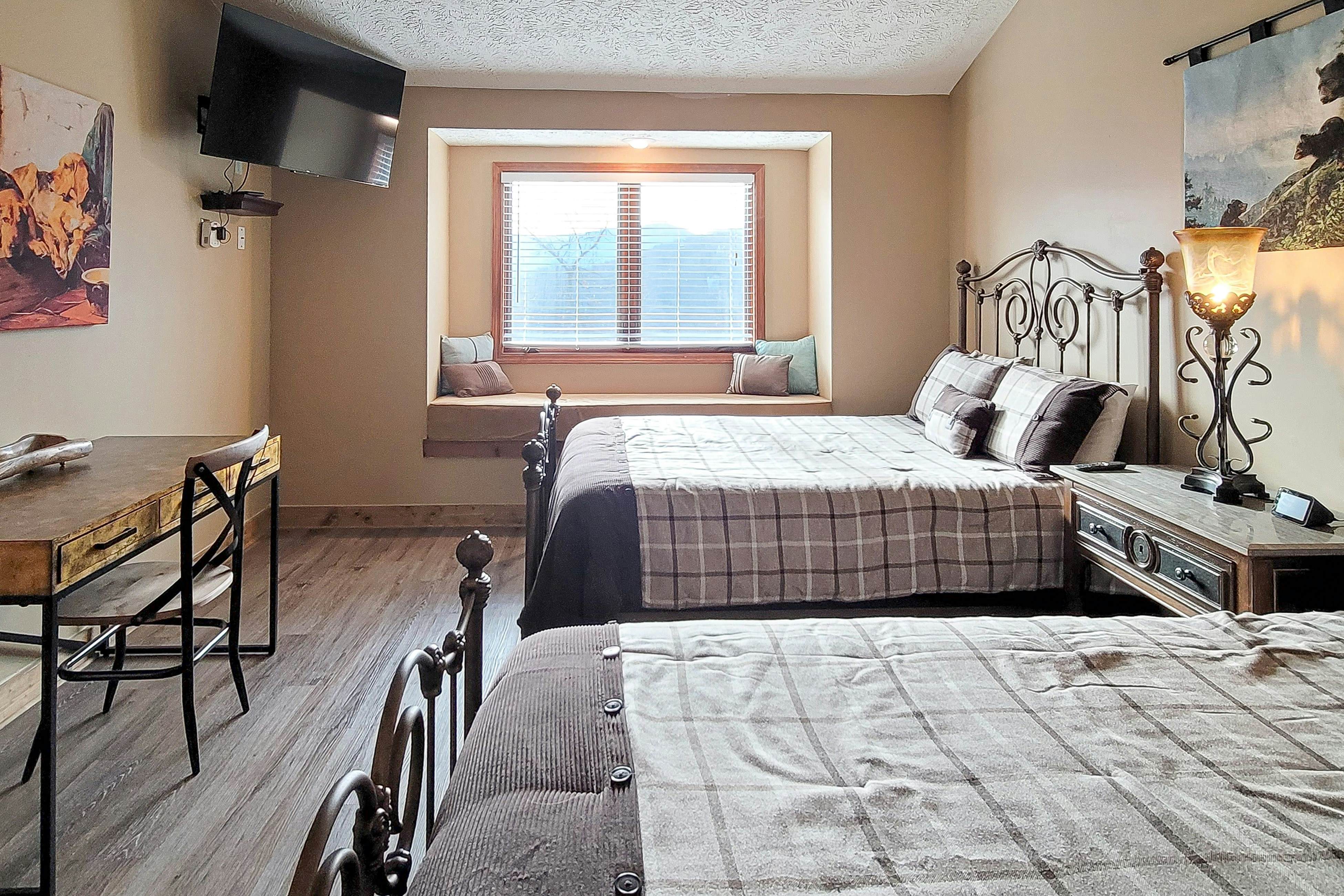 Mtn + Ntn Park View Condo, Sleeps 8・Pool・Fireplace