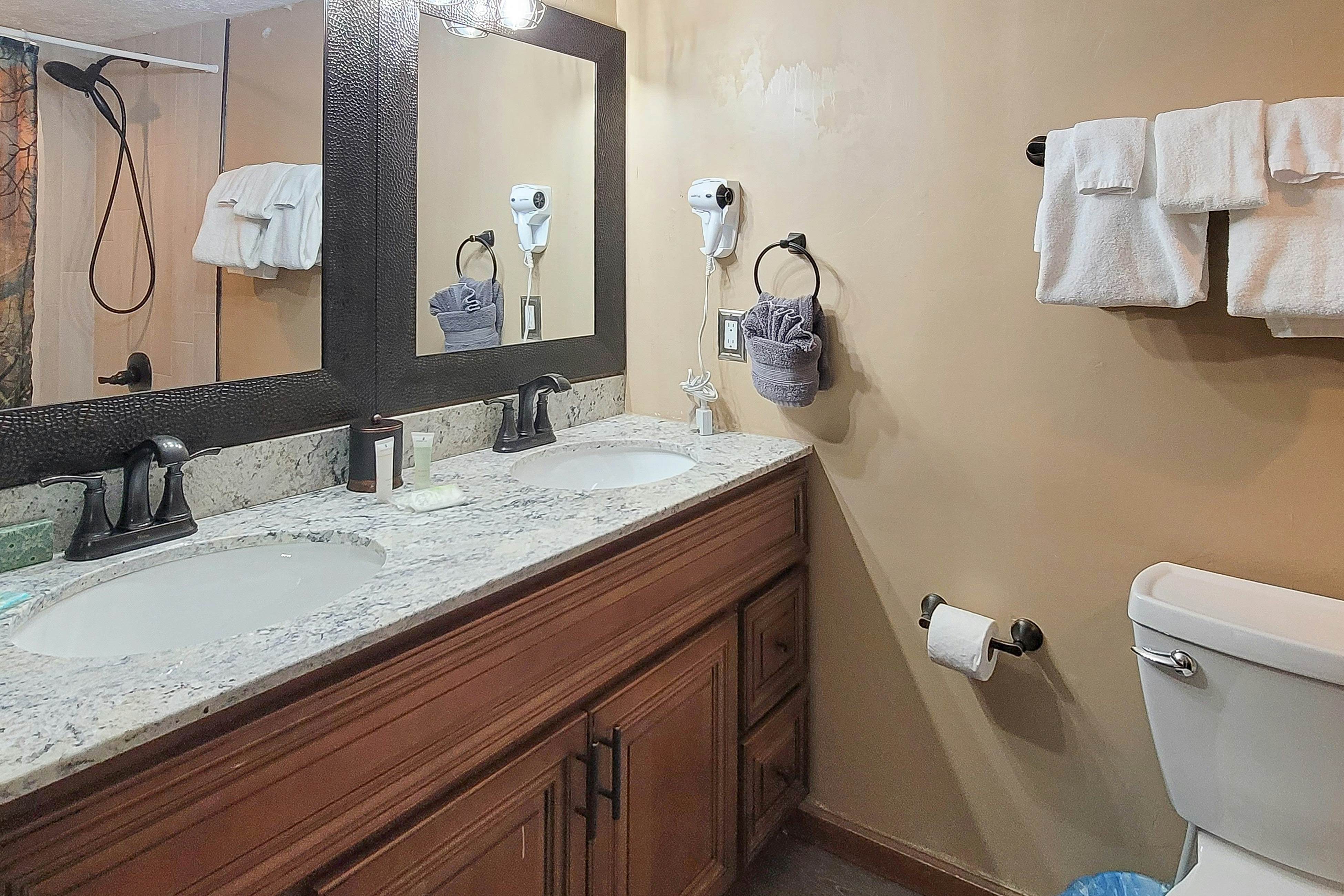 Mtn + Ntn Park View Condo, Sleeps 8・Pool・Fireplace