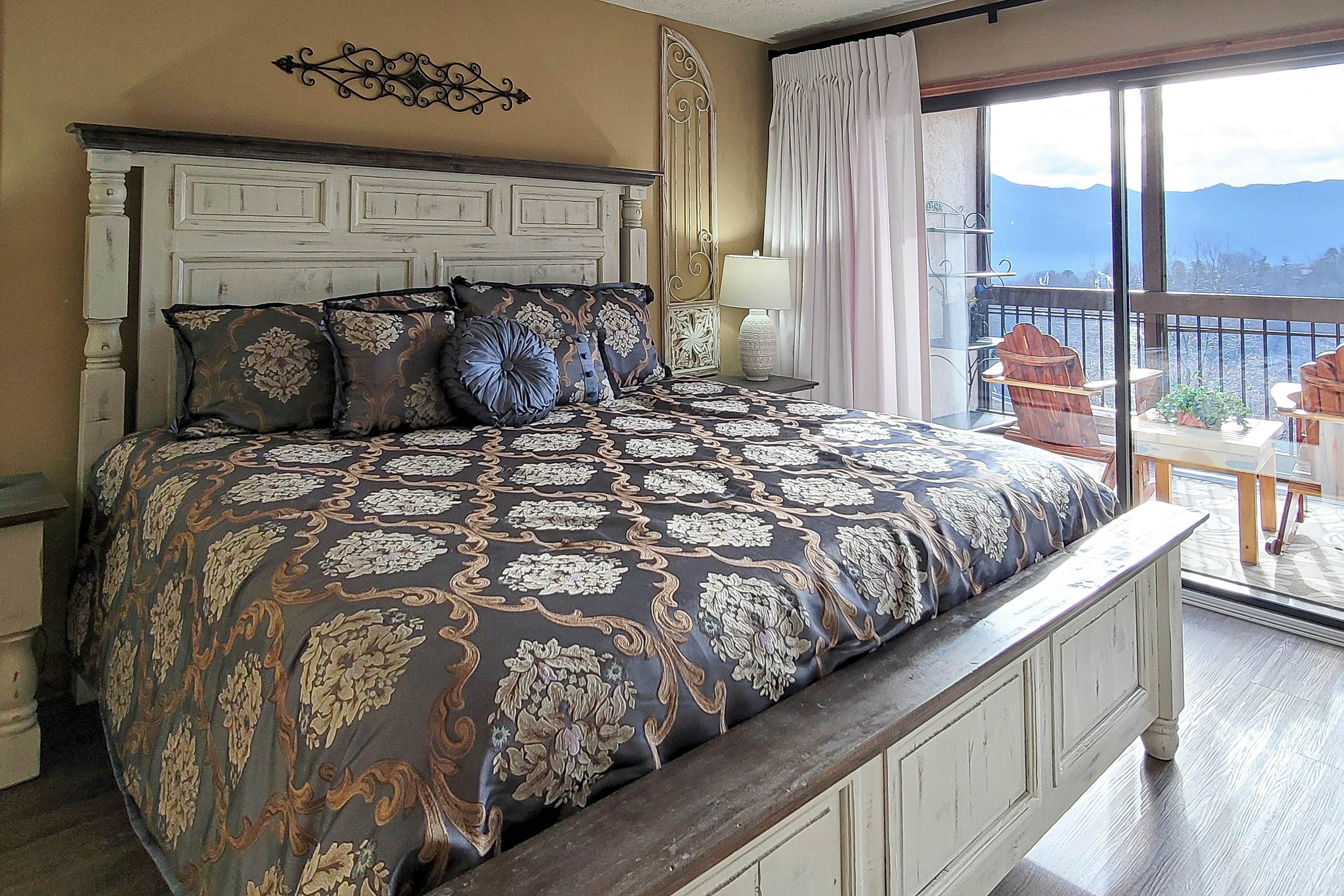 Mtn + Ntn Park View Condo, Sleeps 8・Pool・Fireplace