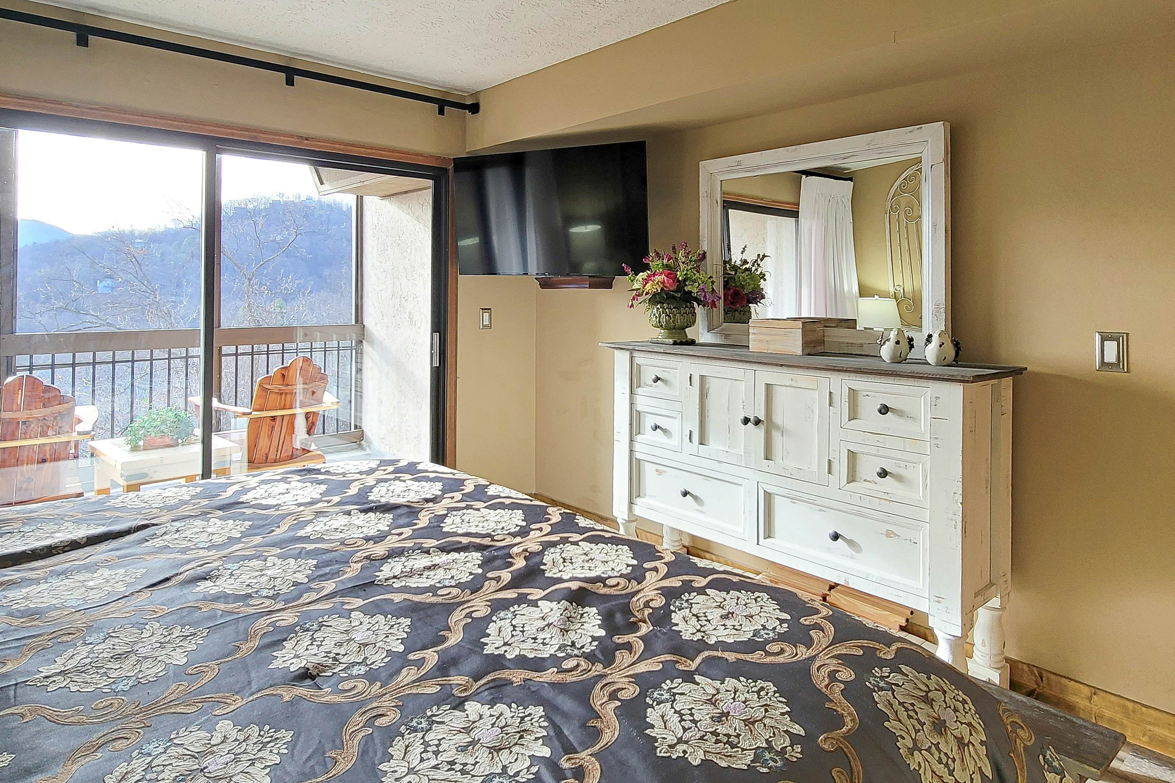 Mtn + Ntn Park View Condo, Sleeps 8・Pool・Fireplace