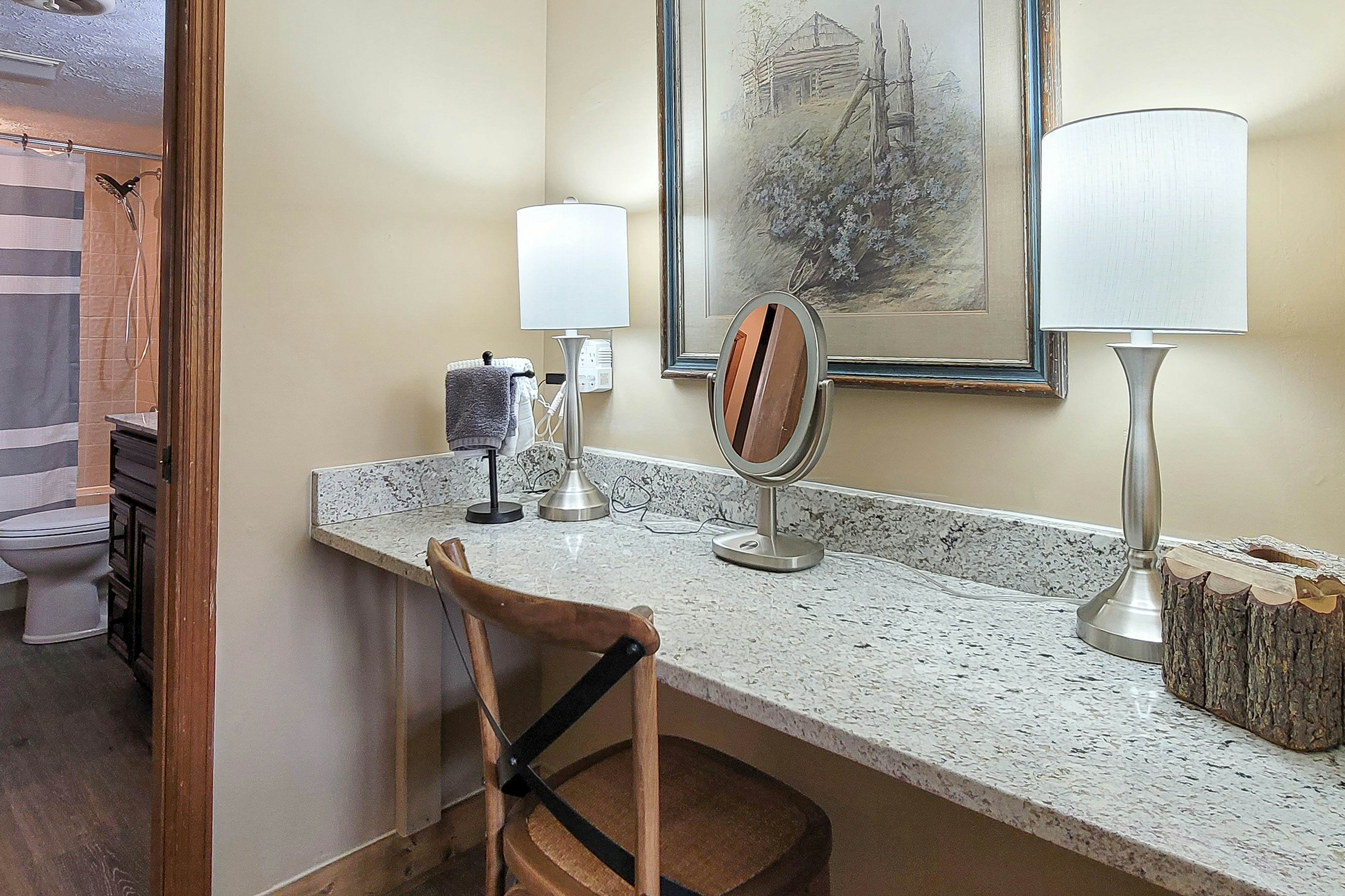 Mtn + Ntn Park View Condo, Sleeps 8・Pool・Fireplace