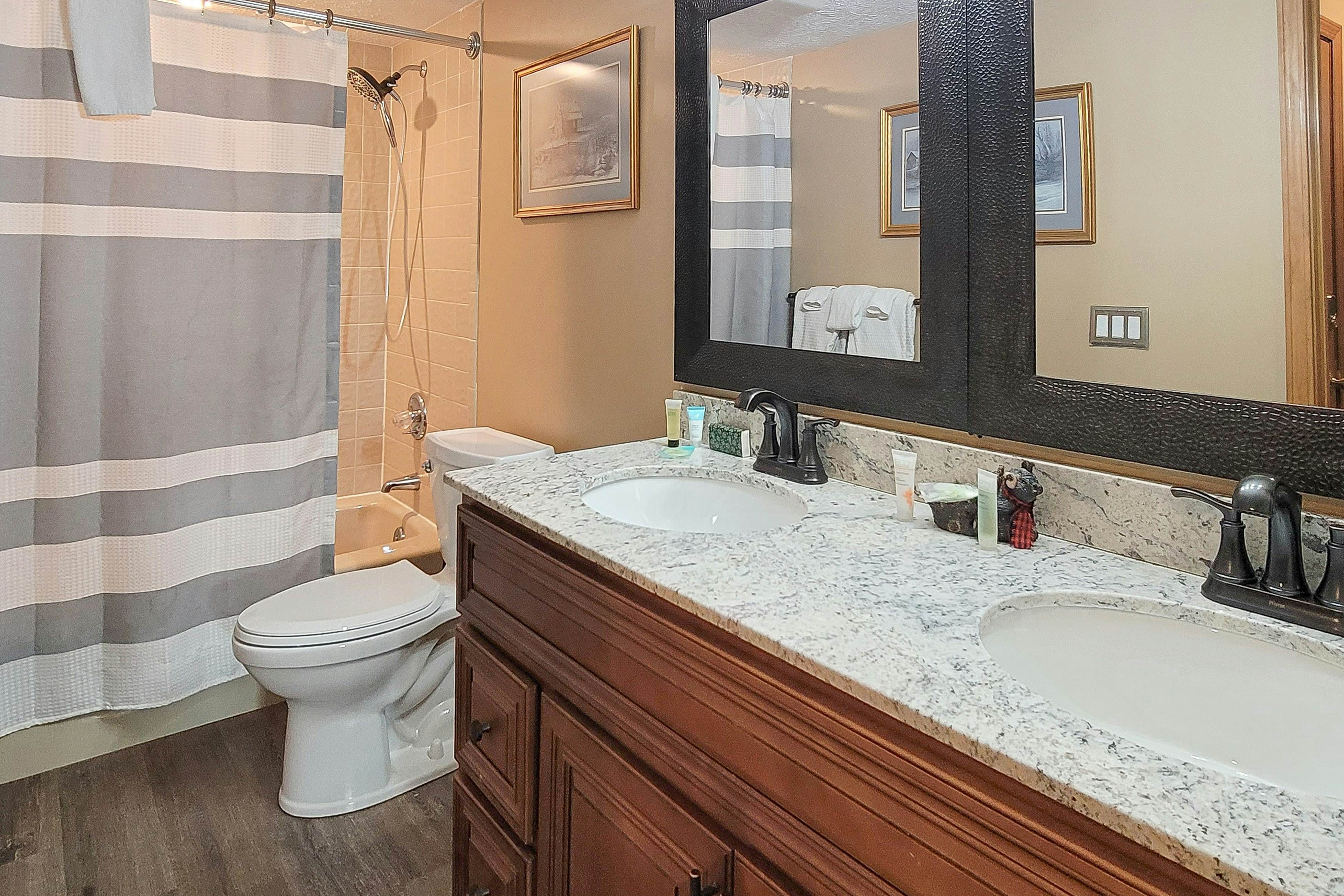 Mtn + Ntn Park View Condo, Sleeps 8・Pool・Fireplace