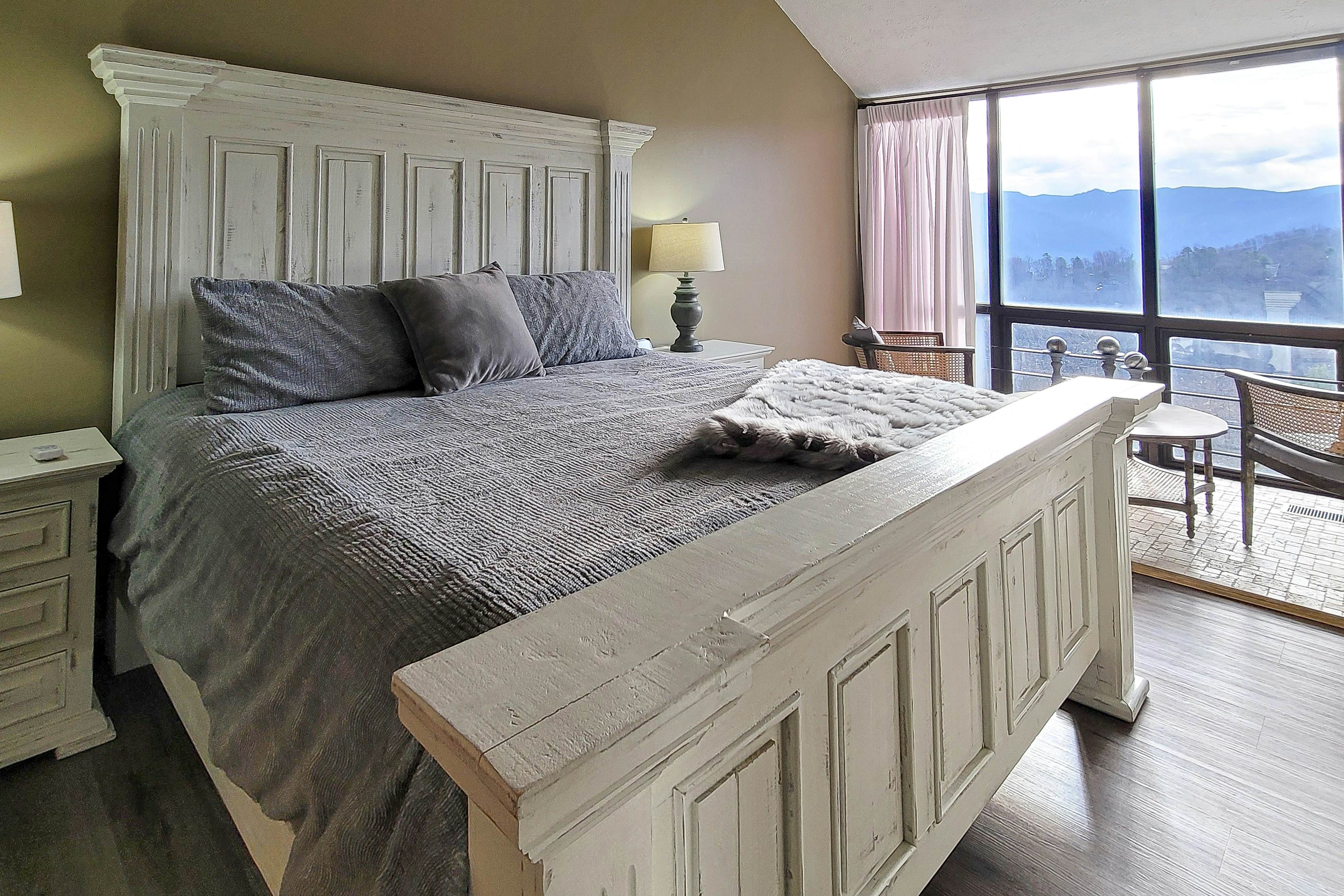 Mtn + Ntn Park View Condo, Sleeps 8・Pool・Fireplace