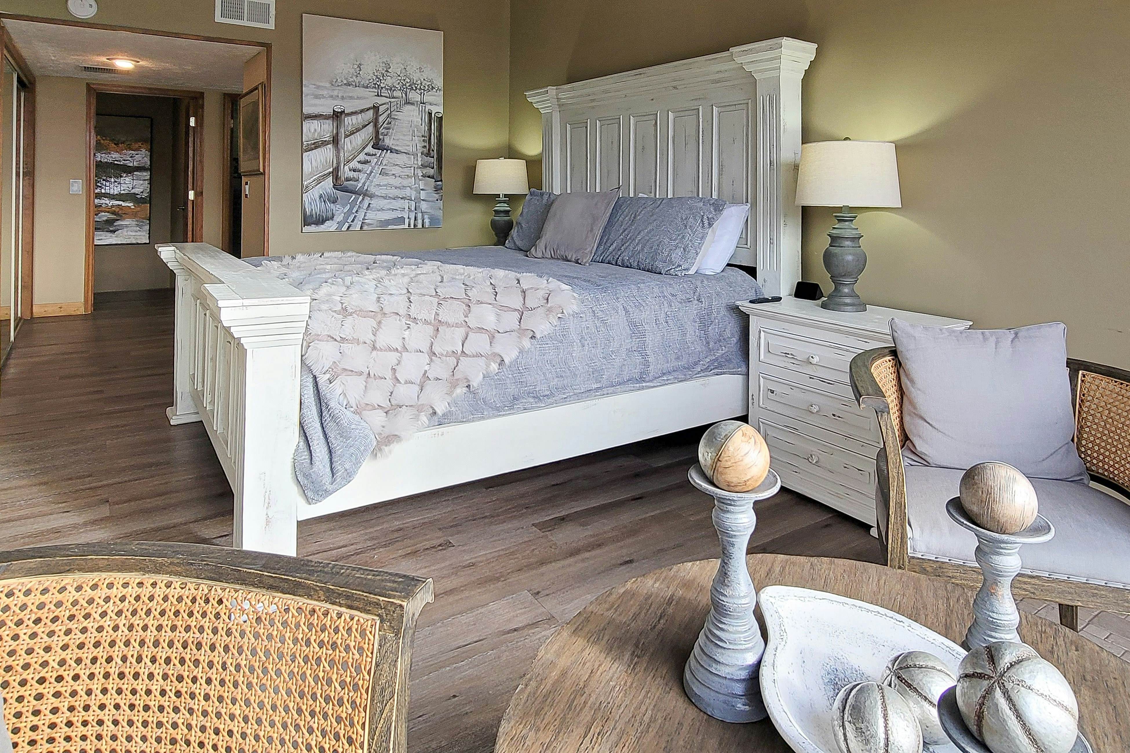 Mtn + Ntn Park View Condo, Sleeps 8・Pool・Fireplace