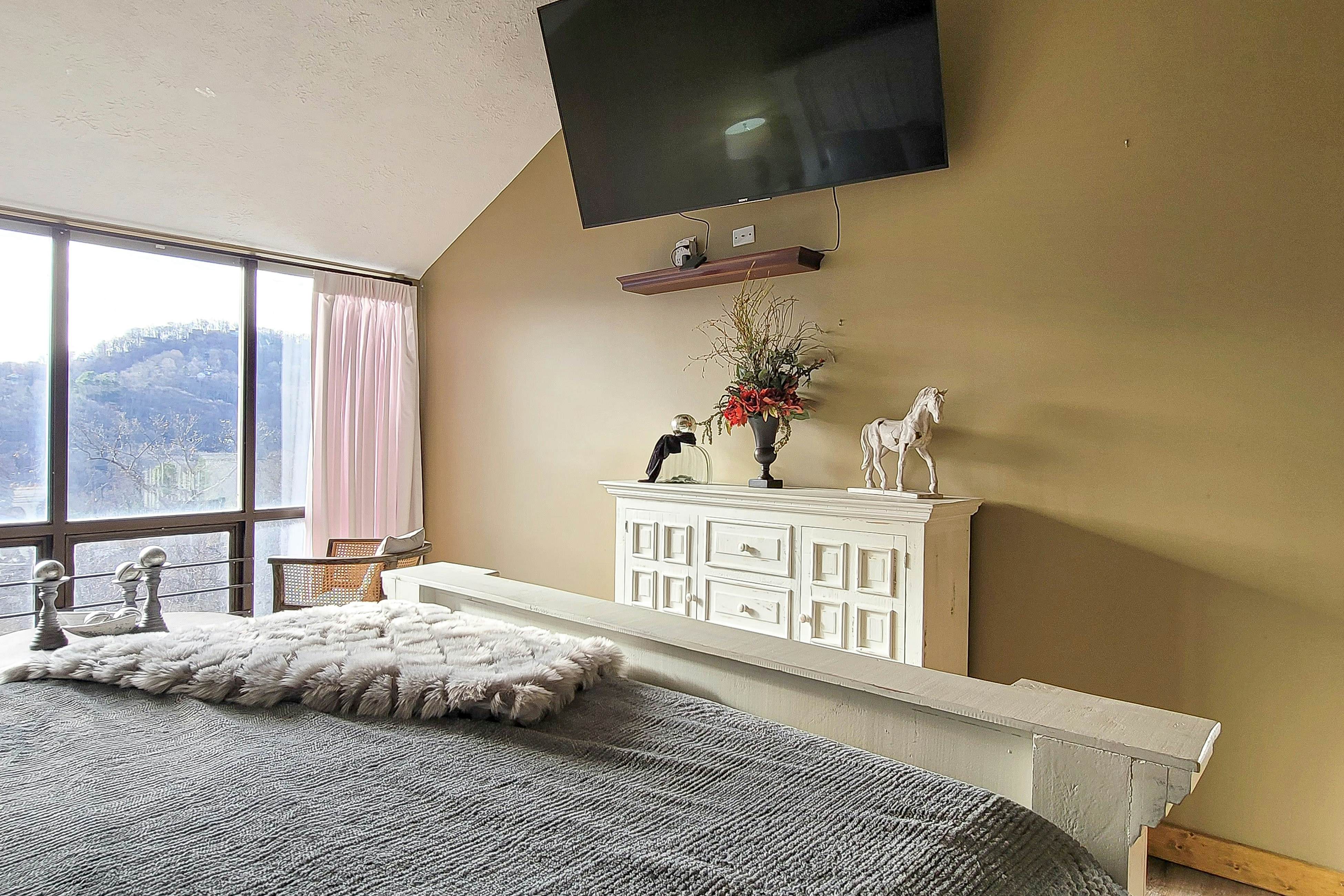 Mtn + Ntn Park View Condo, Sleeps 8・Pool・Fireplace