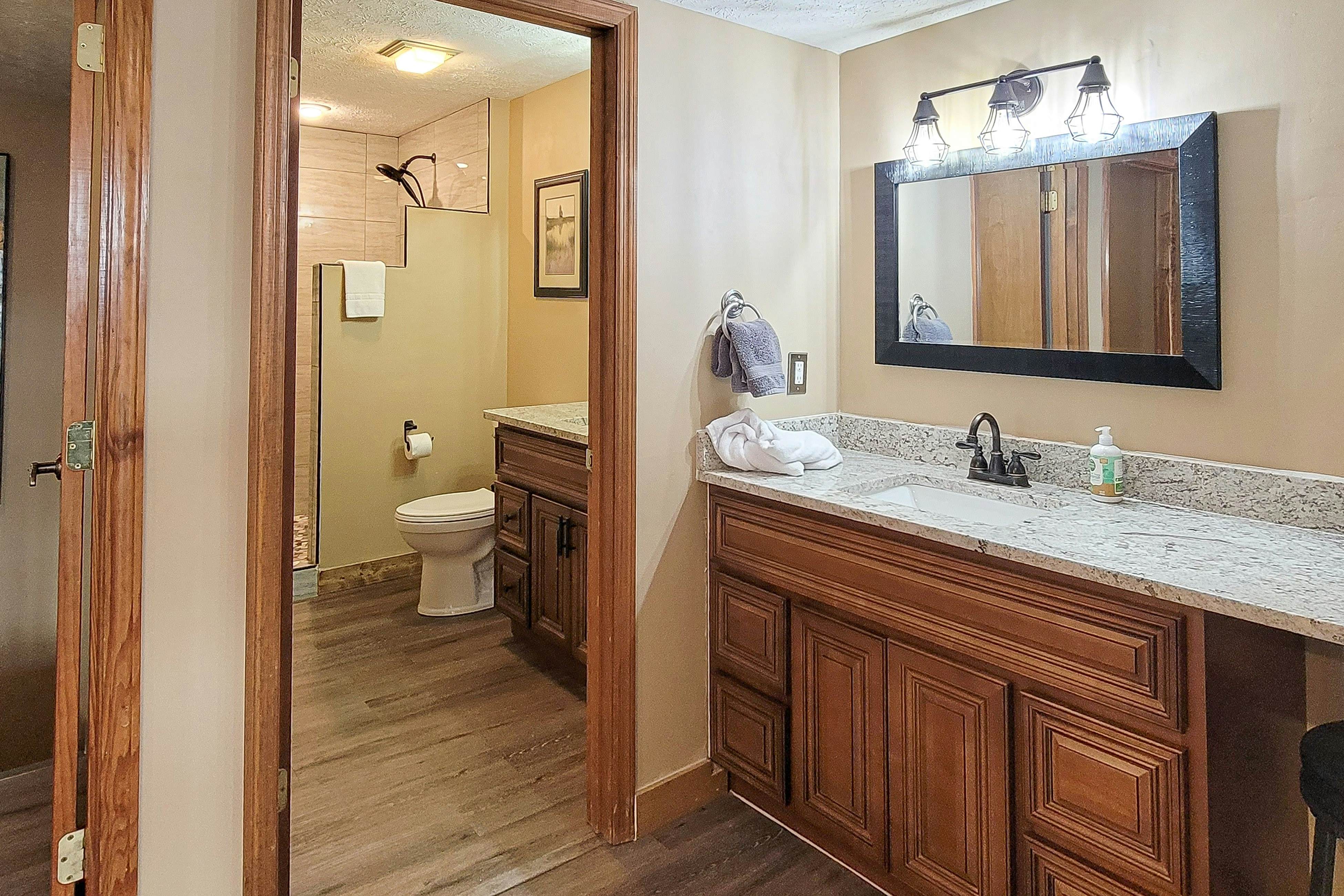 Mtn + Ntn Park View Condo, Sleeps 8・Pool・Fireplace