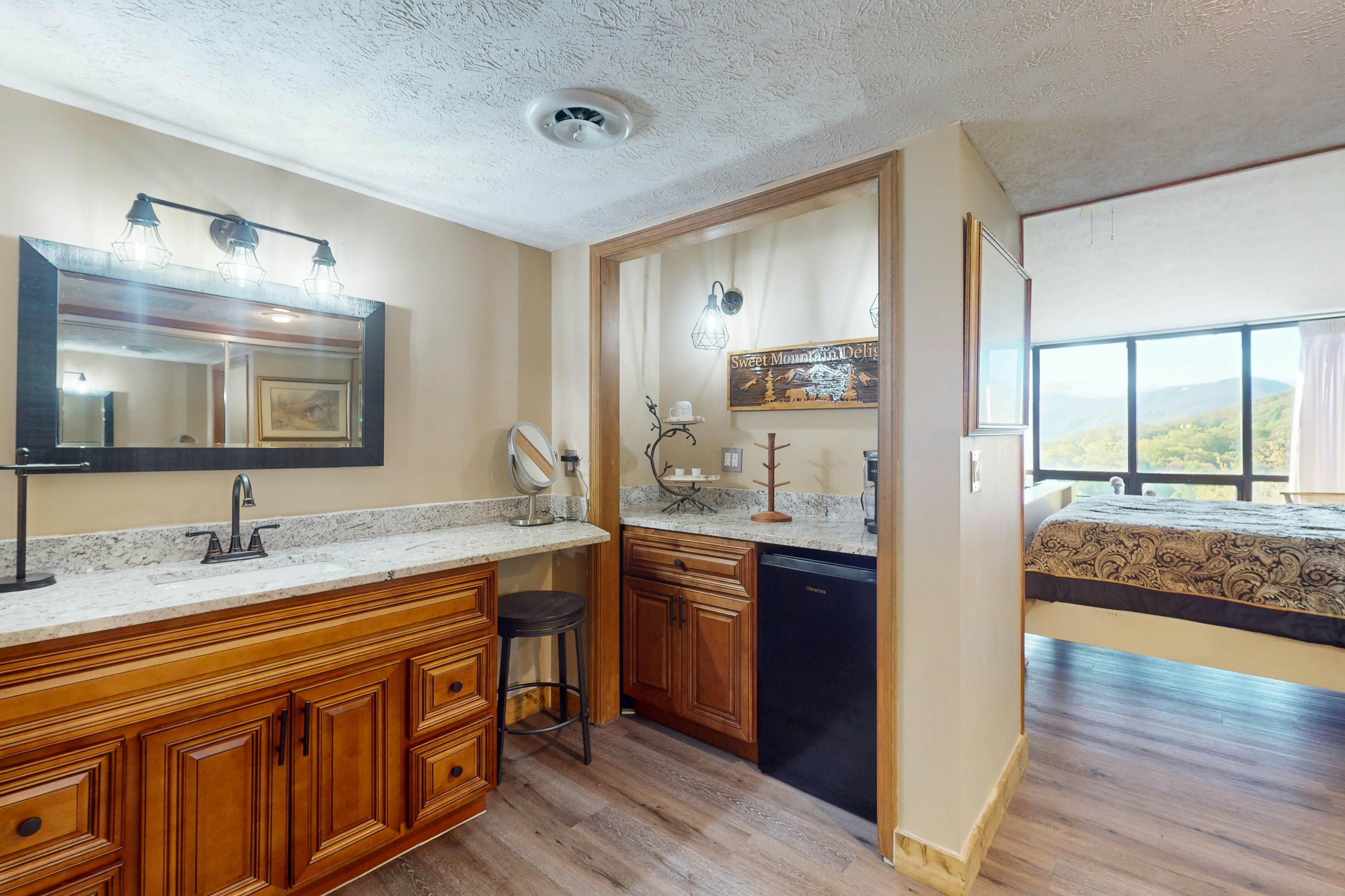 Mtn + Ntn Park View Condo, Sleeps 8・Pool・Fireplace