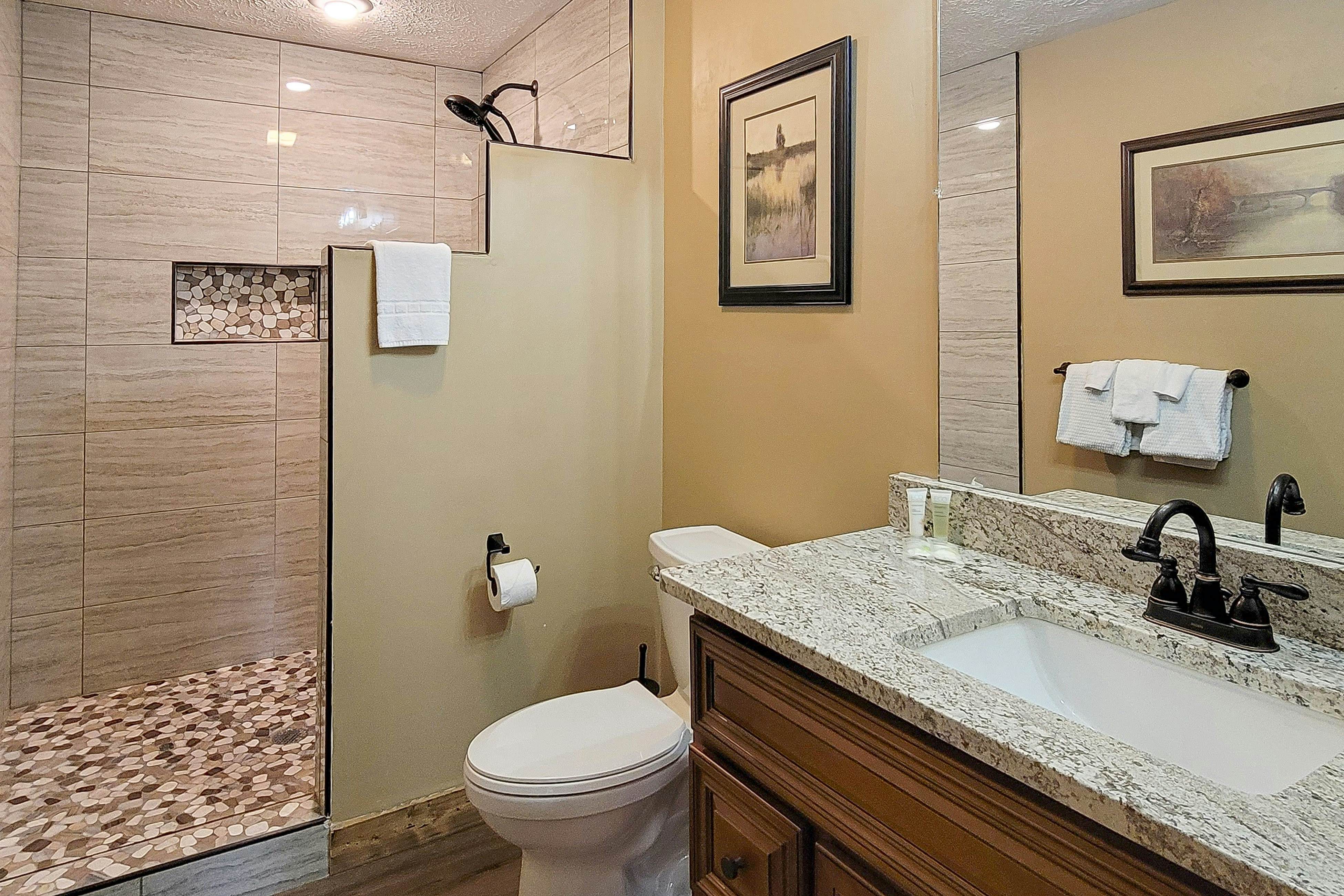 Mtn + Ntn Park View Condo, Sleeps 8・Pool・Fireplace