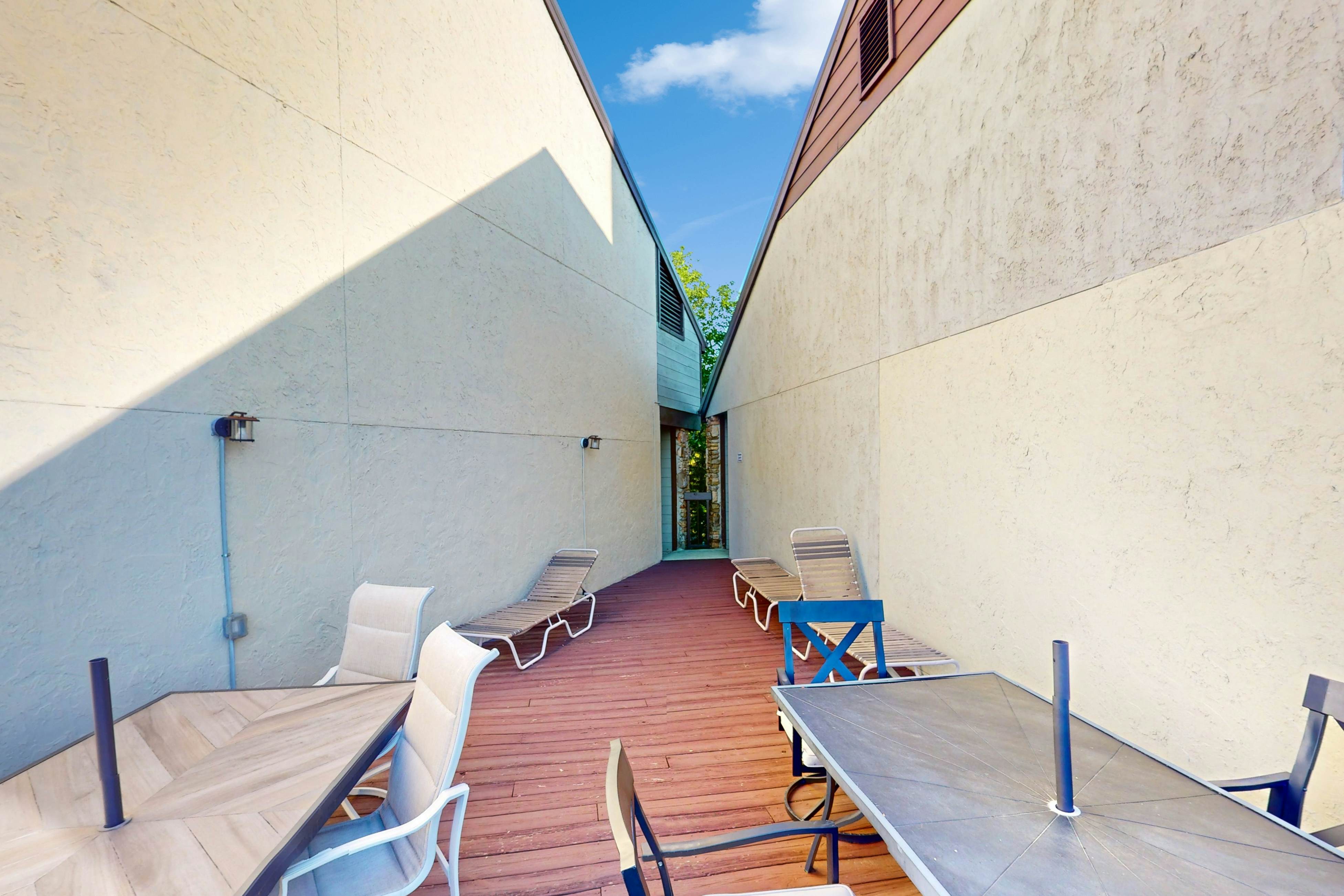 Mtn + Ntn Park View Condo, Sleeps 8・Pool・Fireplace