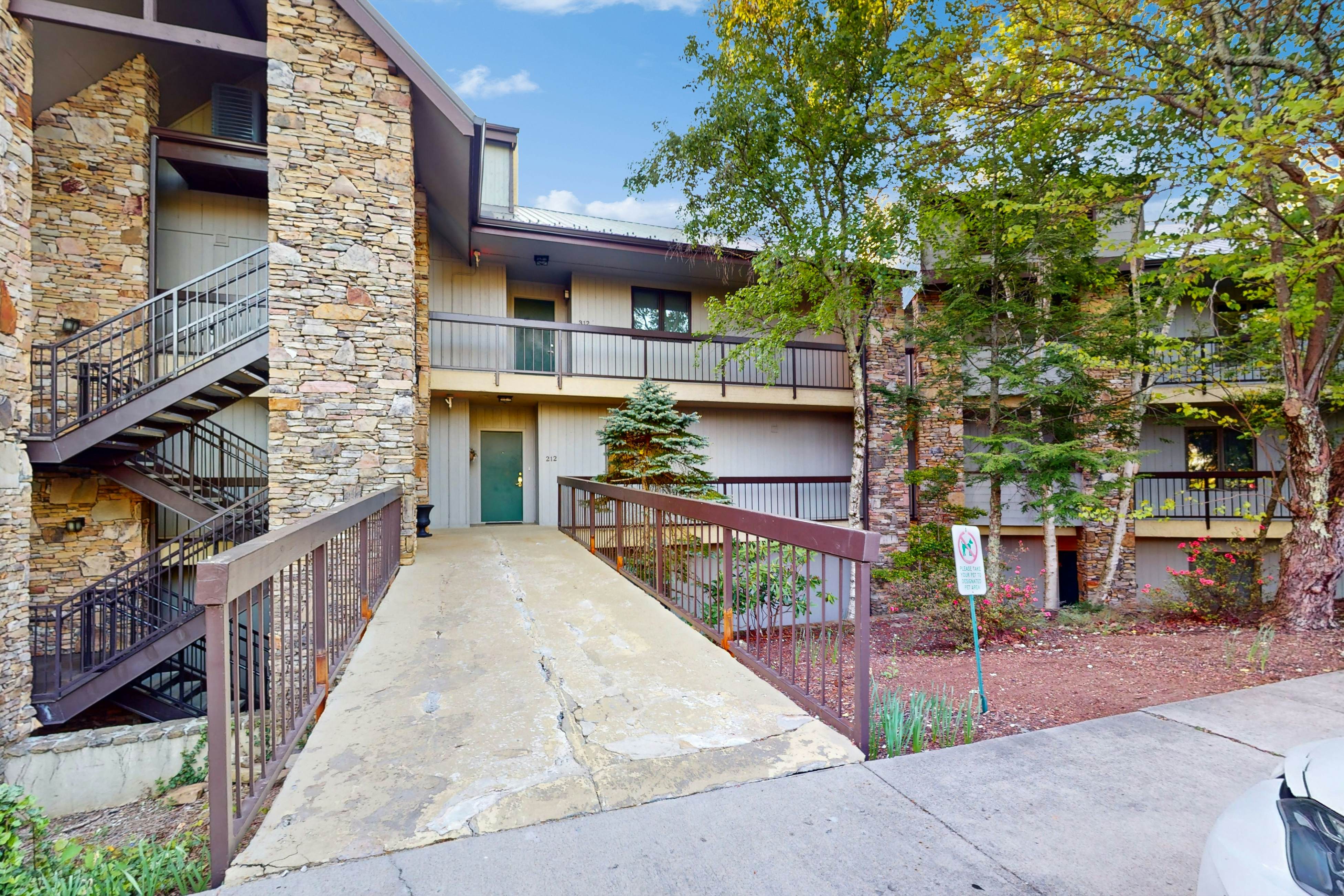 Mtn + Ntn Park View Condo, Sleeps 8・Pool・Fireplace