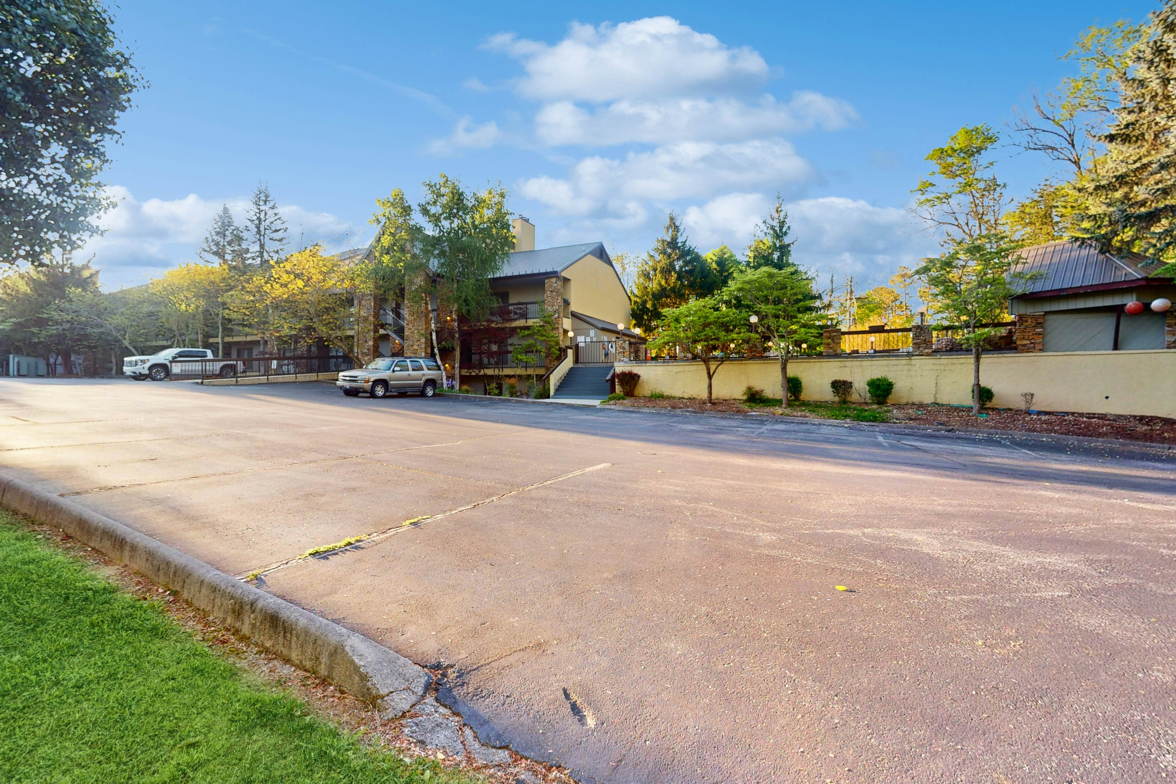 Mtn + Ntn Park View Condo, Sleeps 8・Pool・Fireplace