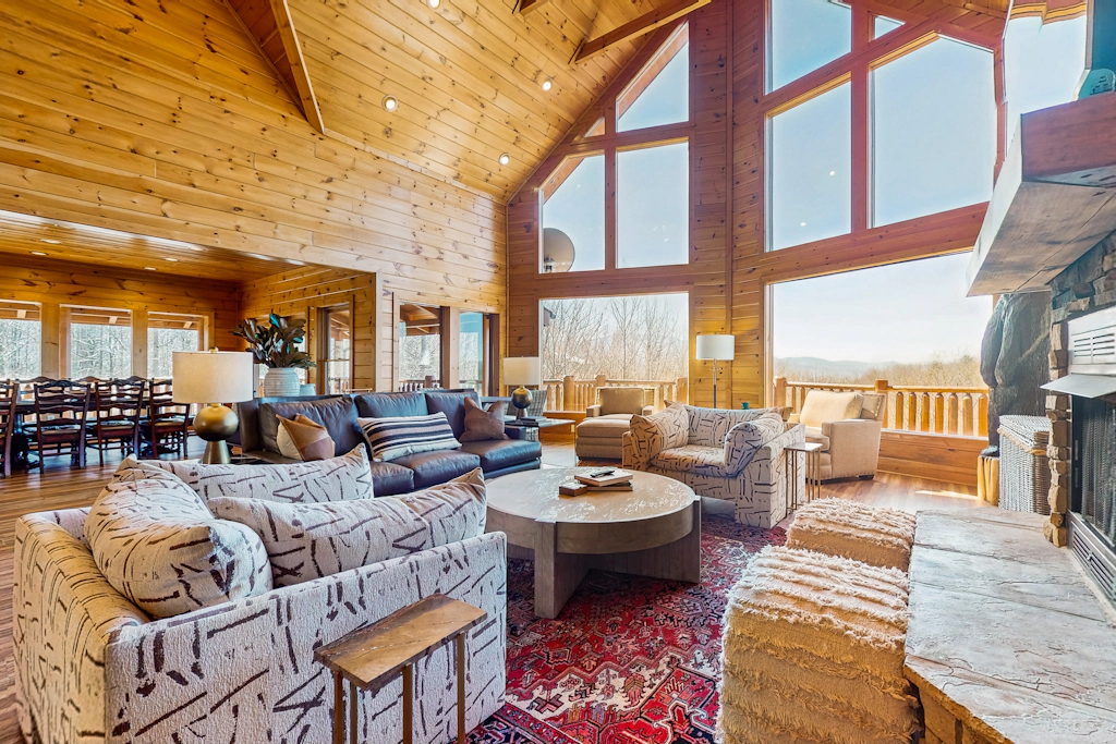 Luxe Mtn Home, Seep 12, Hot Tub, Foosball, Pool table