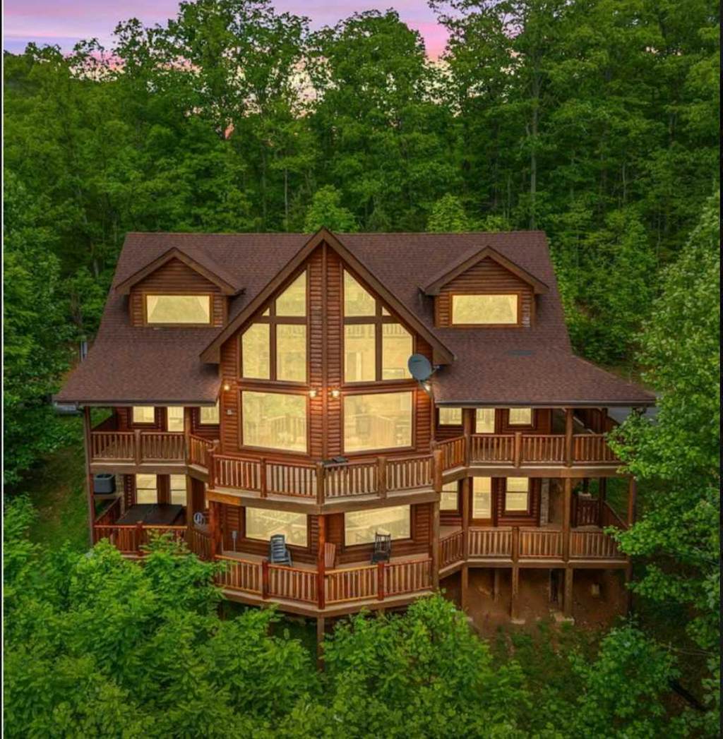 Luxe Mtn Home, Seep 12, Hot Tub, Foosball, Pool table