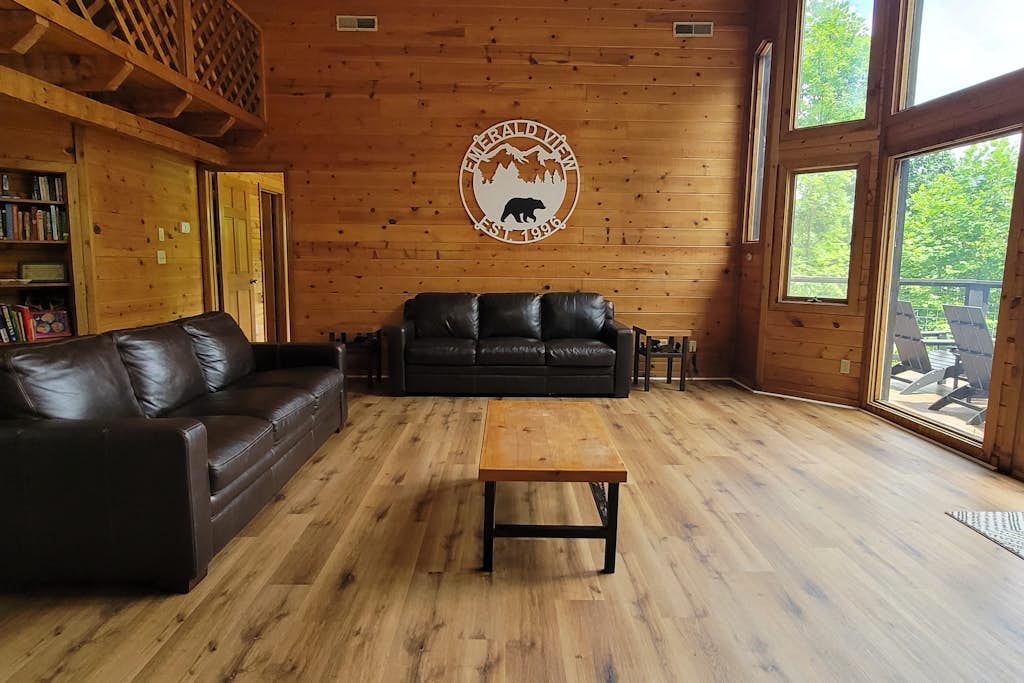 Spacious Cabin, Sleep 10, Hot Tub, Shared Pool, Games