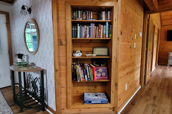 Spacious Cabin, Sleep 10, Hot Tub, Shared Pool, Games