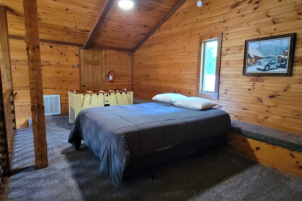 Welcome to this 3 bedroom, 2 bathroom cabin in Gatlinburg, made for easy group time and mountain downtime.

・Hot tub, pool table, ping-pong table, and board games for fun nights in
・Wood-burning fireplace, TV, cable, and Netflix in the living room
・Step-free access, wide doorways, and a bathroom designed for ease of use
・2.9 miles to Old Settlers Trail
・1.7 miles to Cobbly Nob Plaza

Settle in, soak up the view, and enjoy a stay that’s ready for both relaxing and exploring.