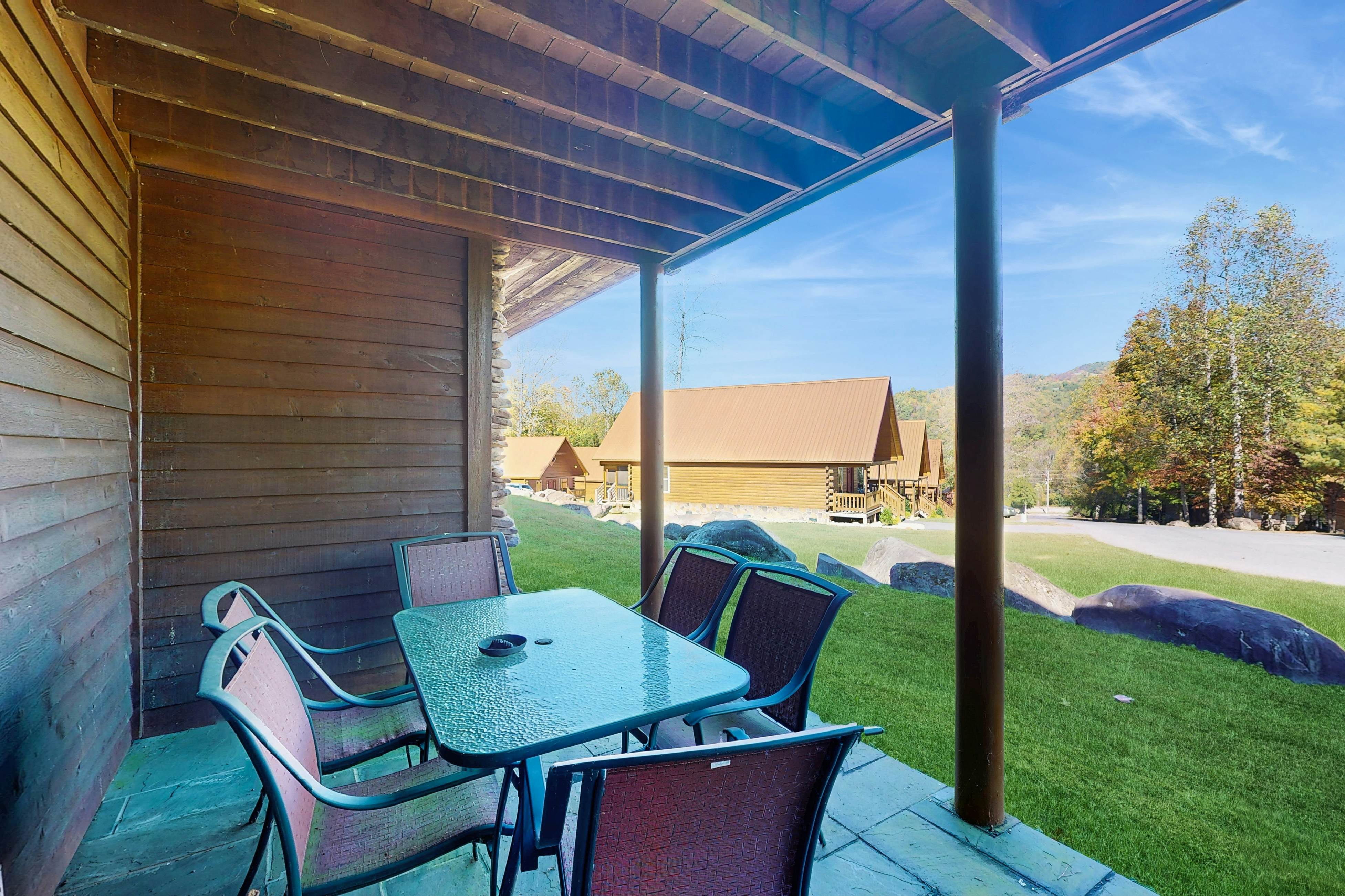 Cozy condo close to downtown Gatlinburg & Smoky Mountain views