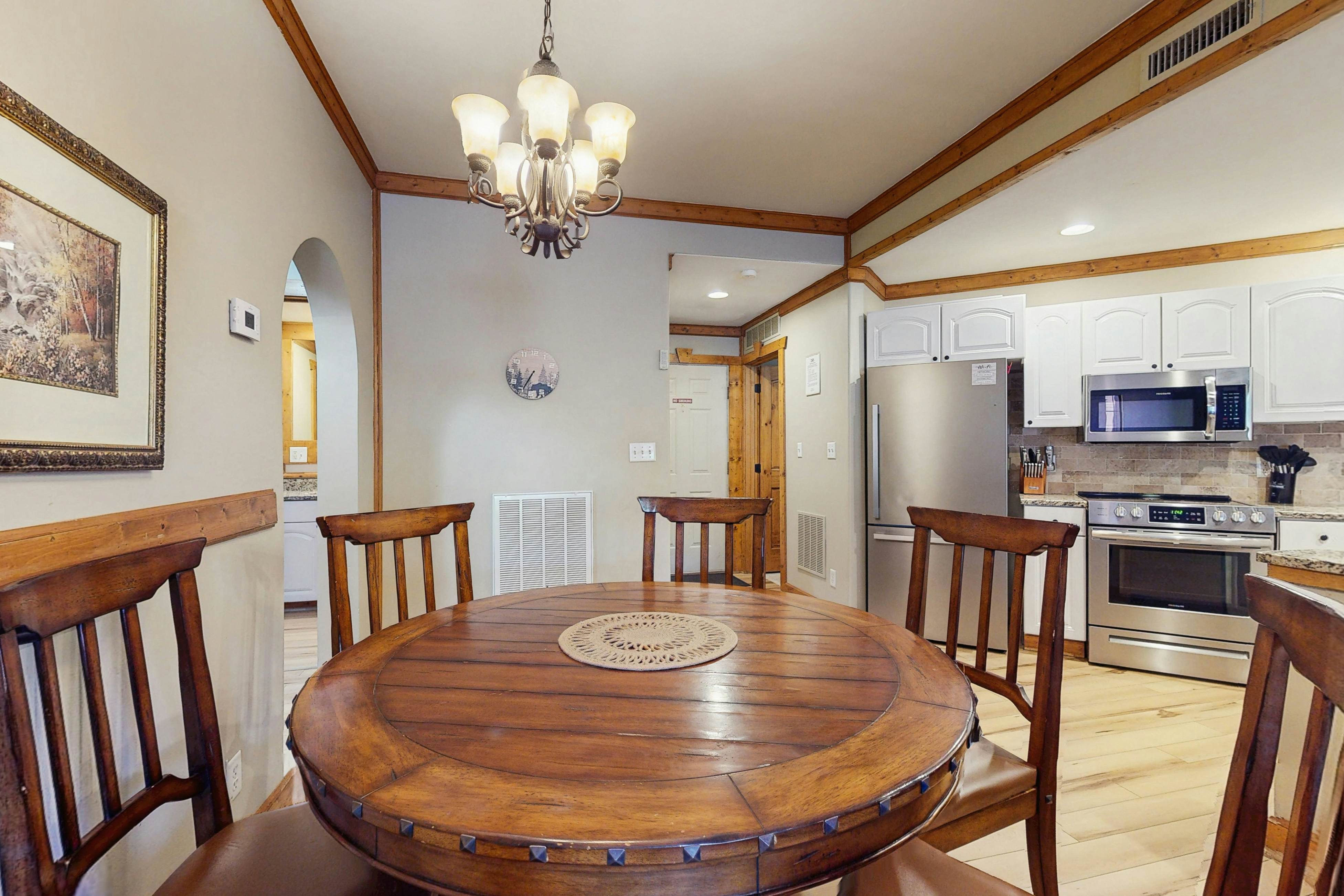 Cozy condo close to downtown Gatlinburg & Smoky Mountain views