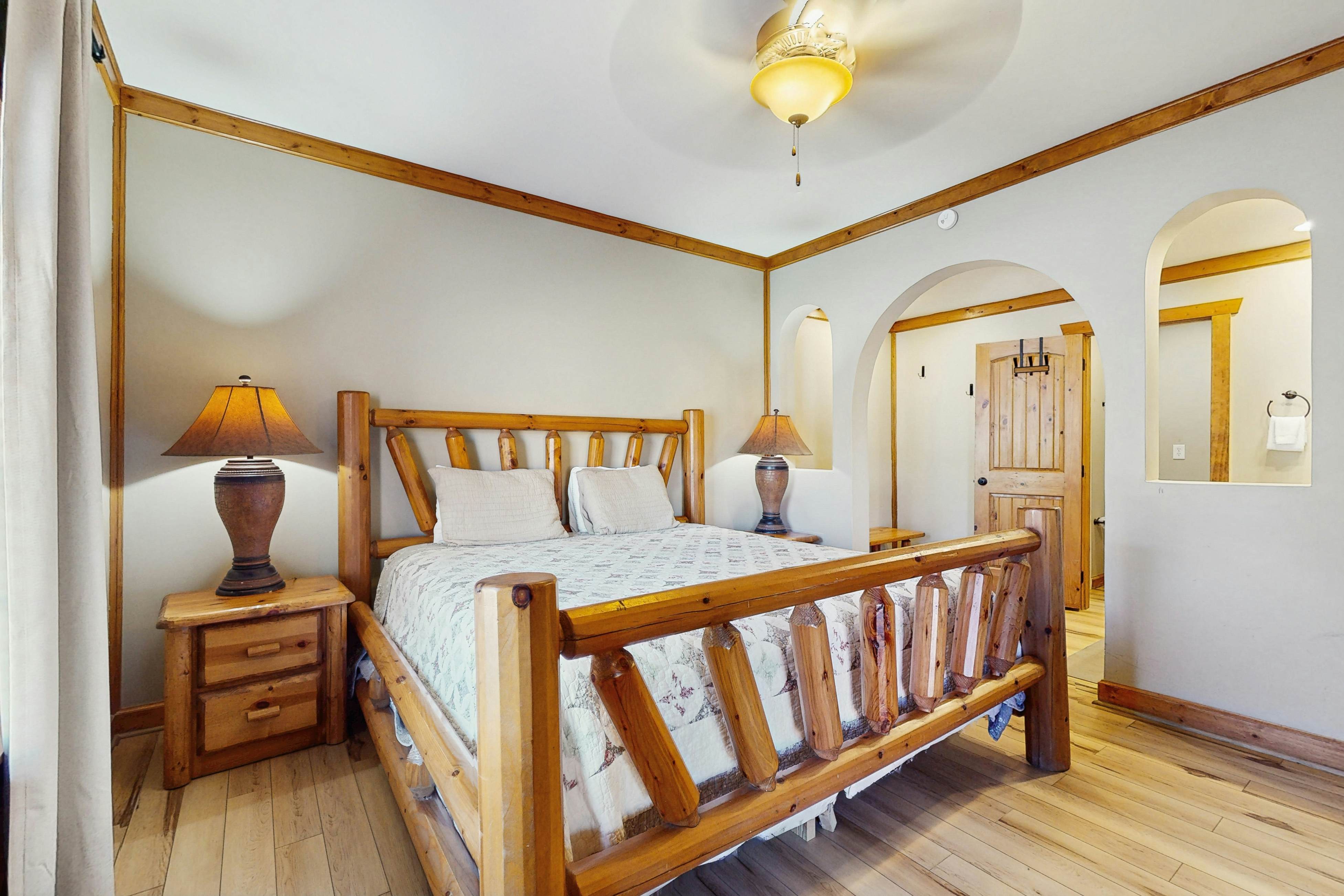 Cozy condo close to downtown Gatlinburg & Smoky Mountain views