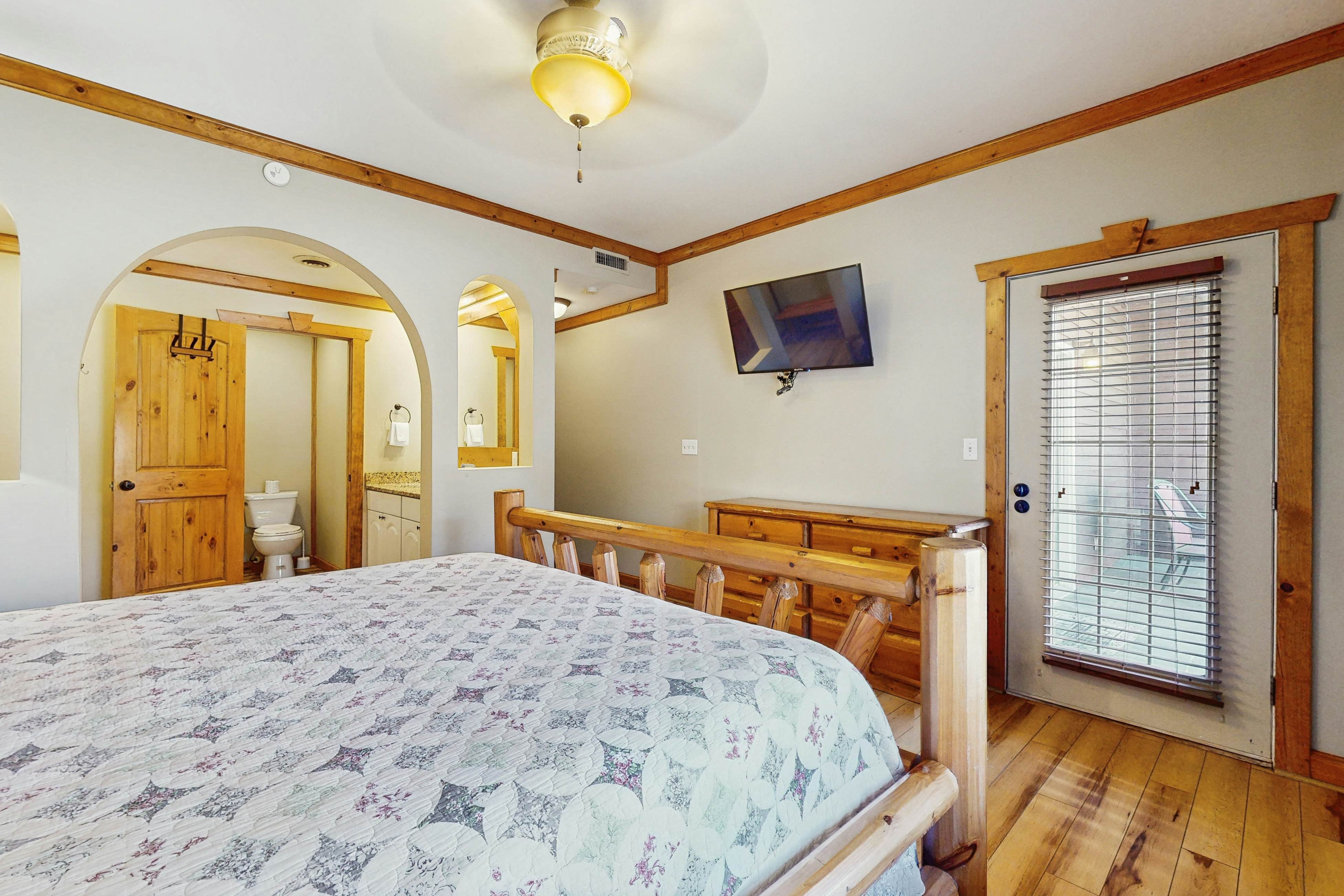 Cozy condo close to downtown Gatlinburg & Smoky Mountain views