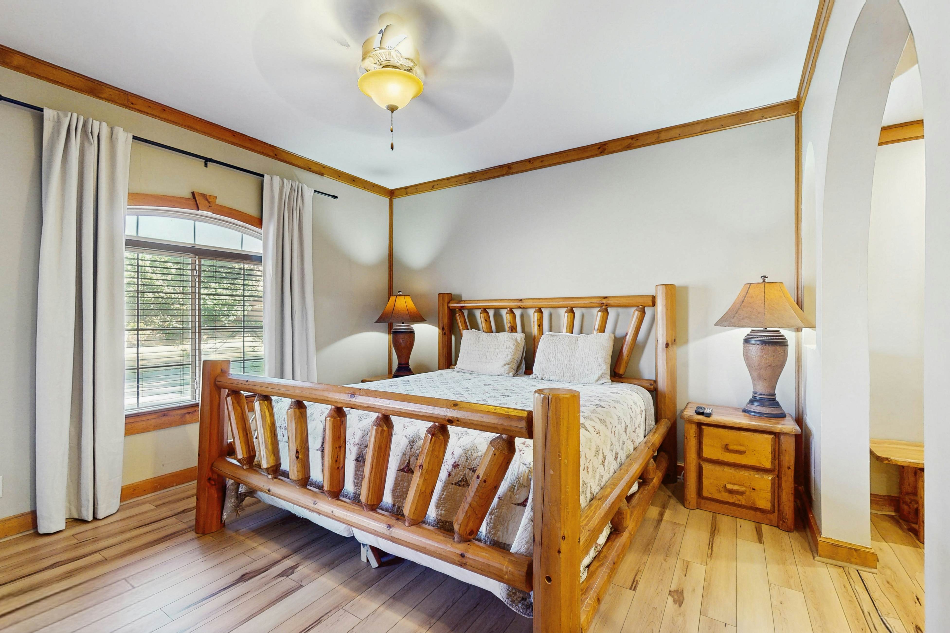 Cozy condo close to downtown Gatlinburg & Smoky Mountain views