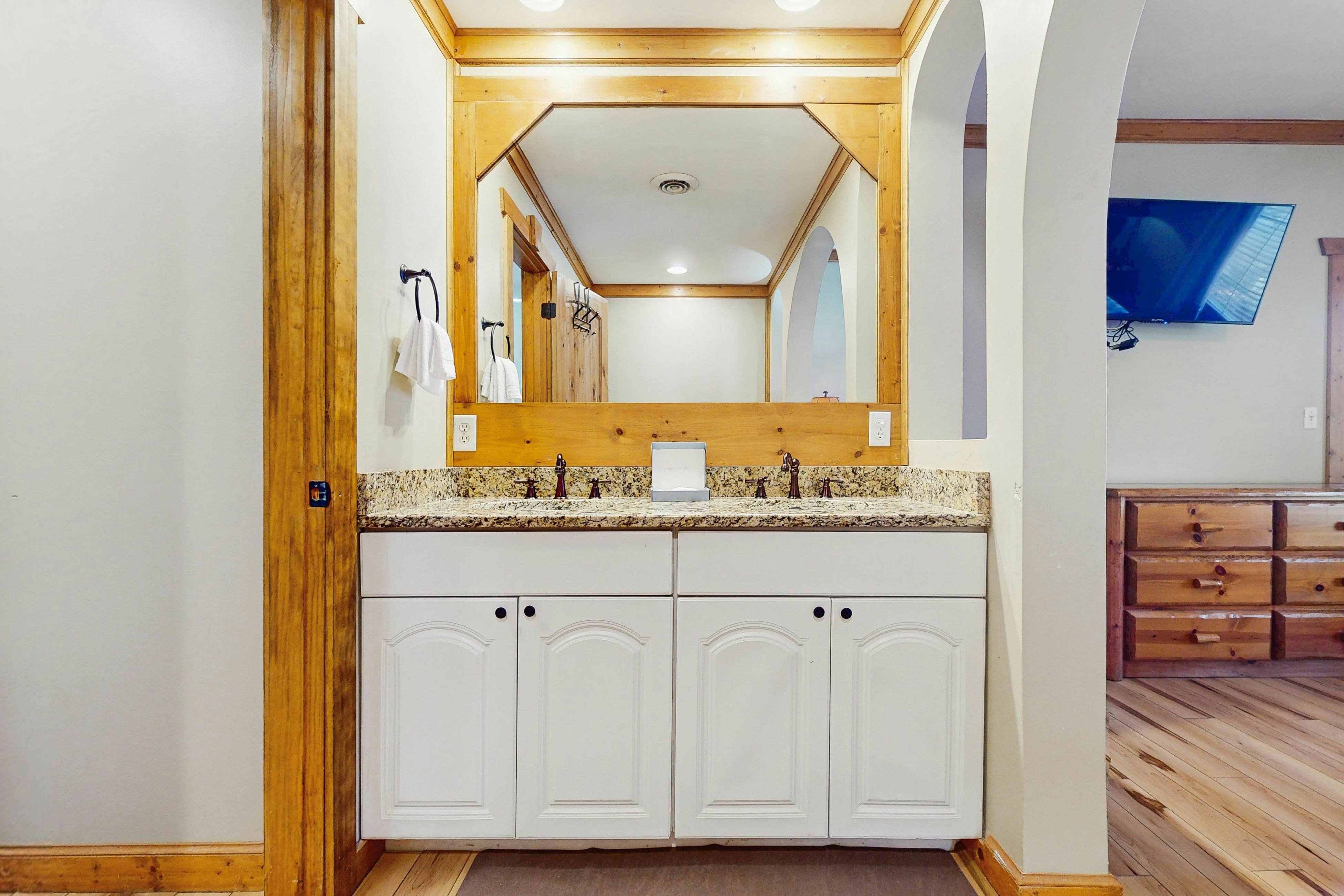 Cozy condo close to downtown Gatlinburg & Smoky Mountain views