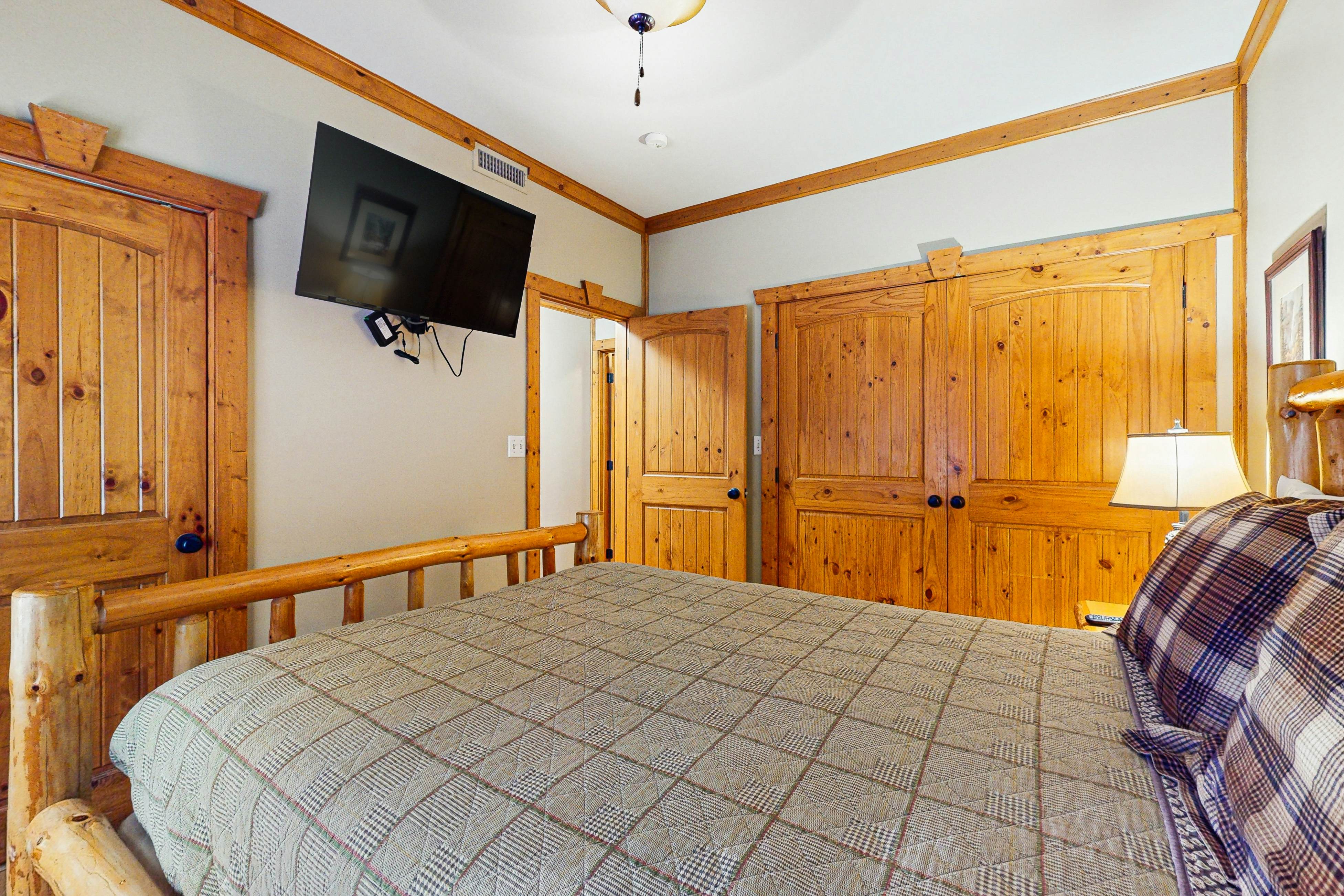 Cozy condo close to downtown Gatlinburg & Smoky Mountain views