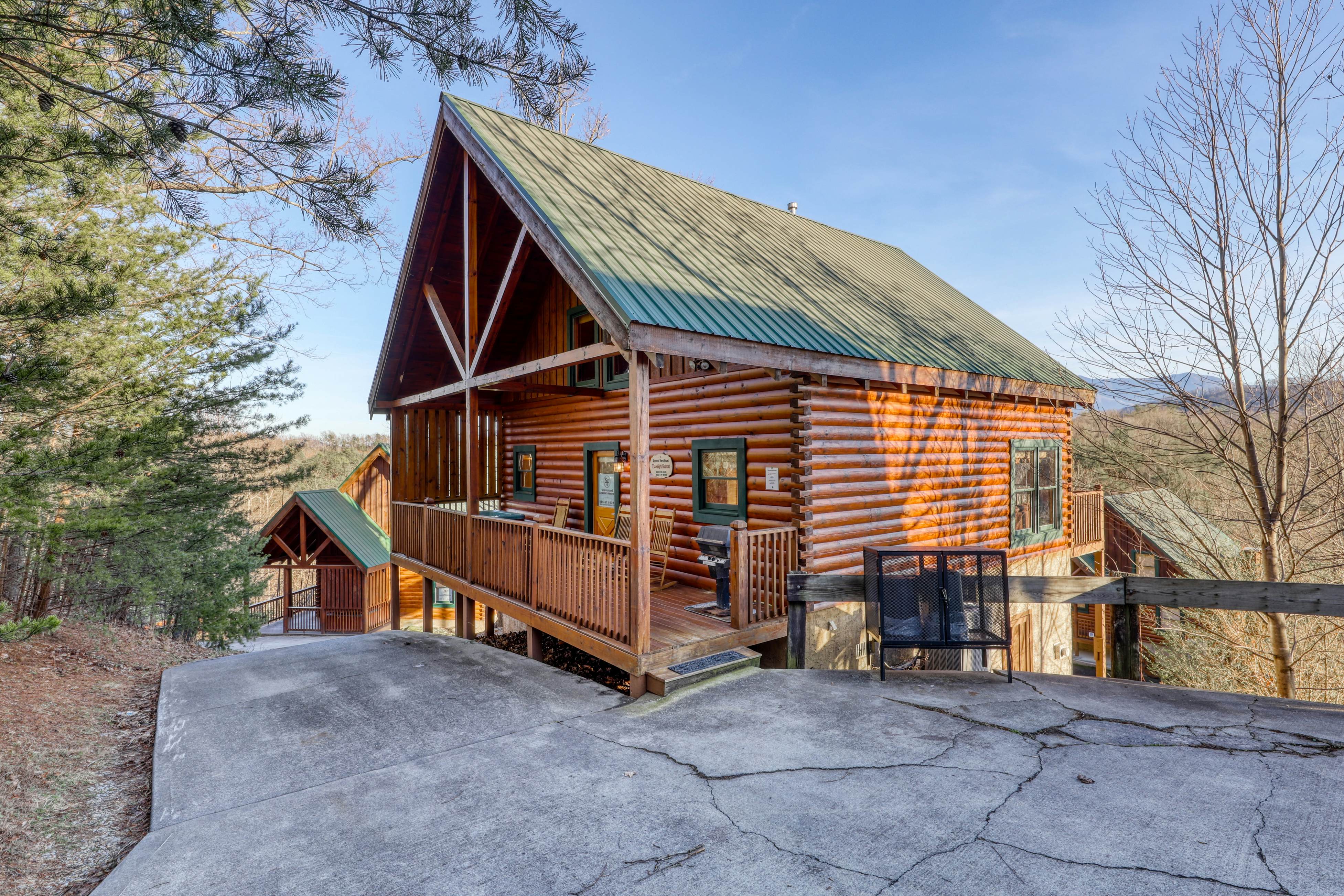 Stunning log cabin in rolling hills w/ private hot tub & Free Attraction Tickets