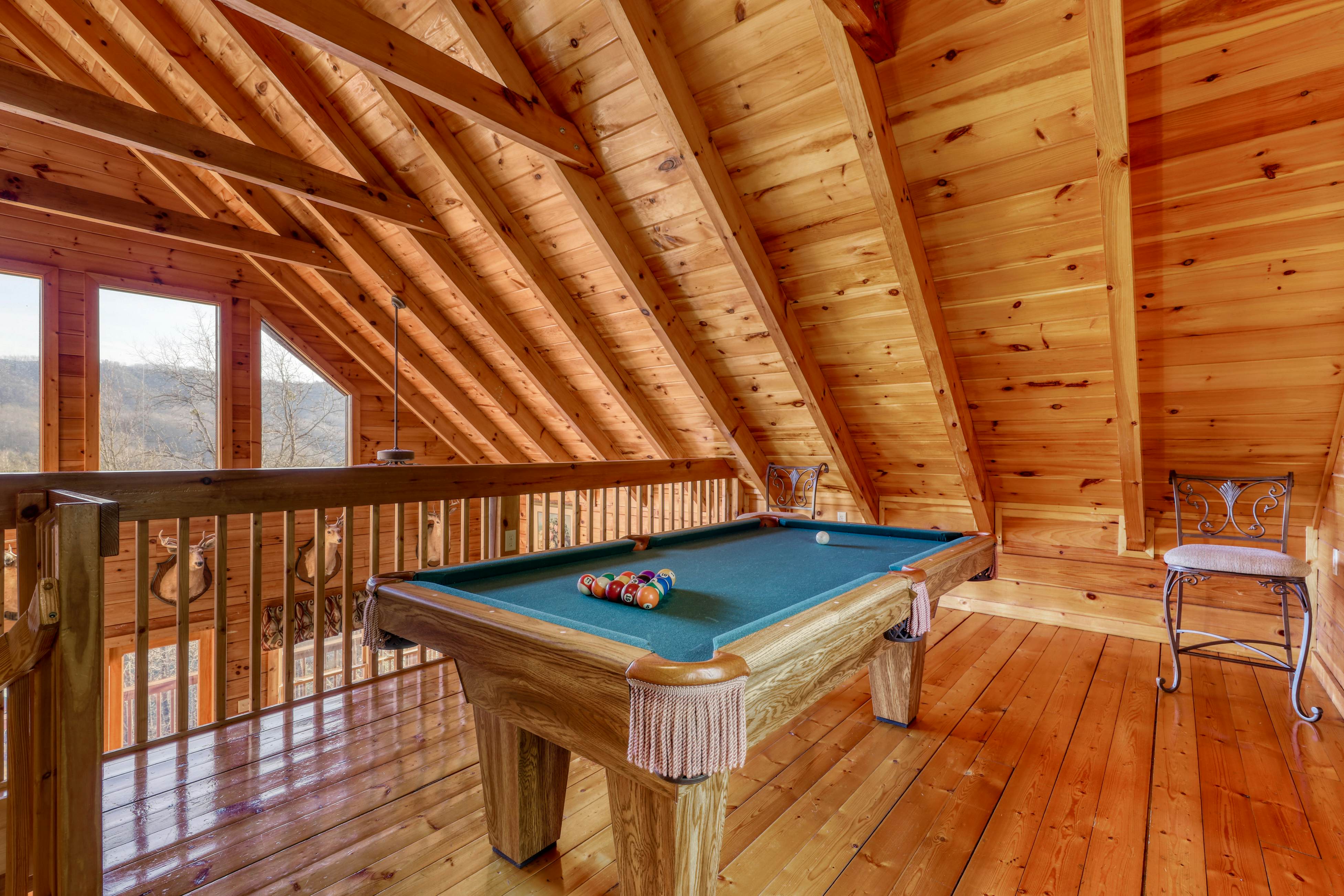Stunning log cabin in rolling hills w/ private hot tub & Free Attraction Tickets