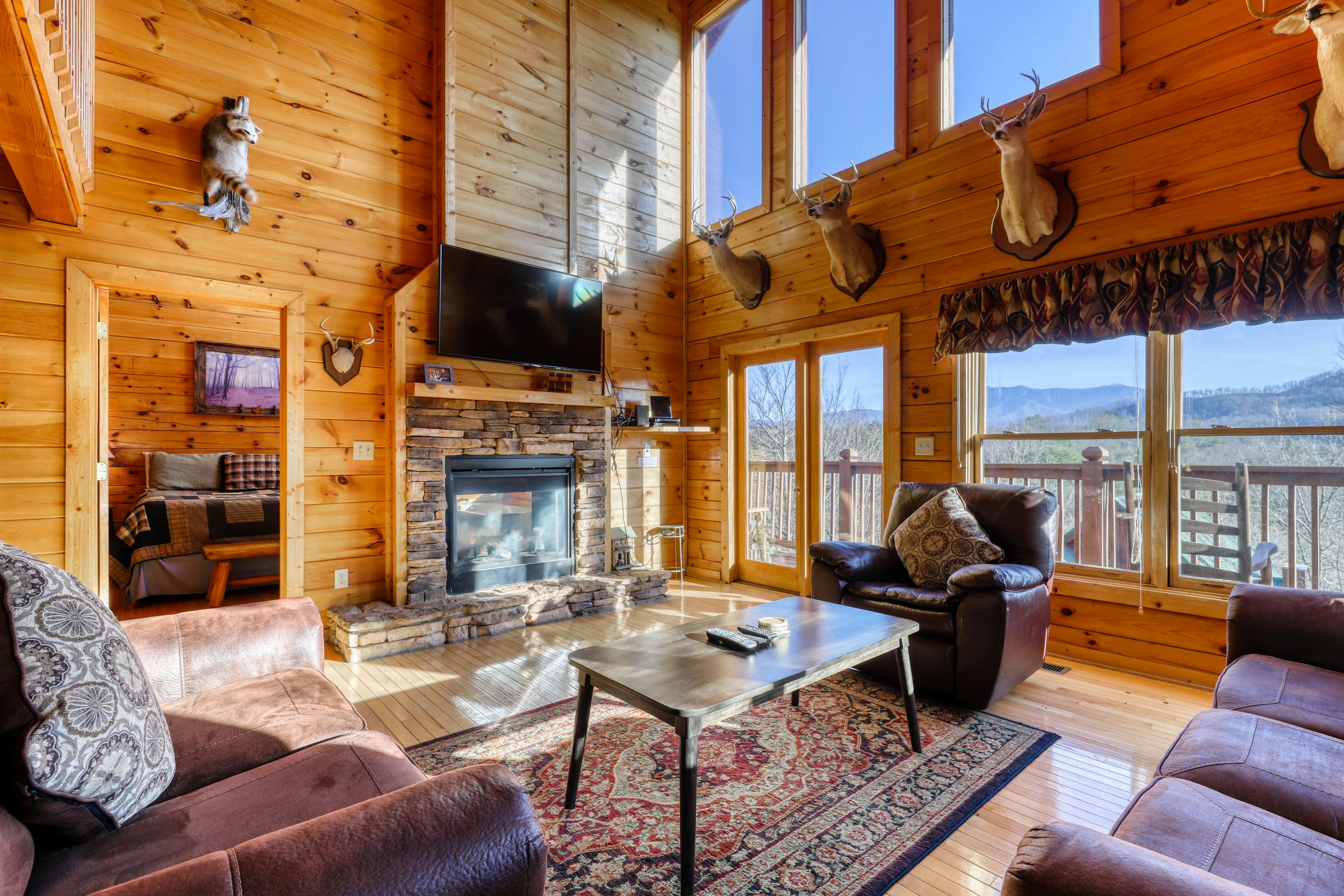 Stunning log cabin in rolling hills w/ private hot tub & Free Attraction Tickets