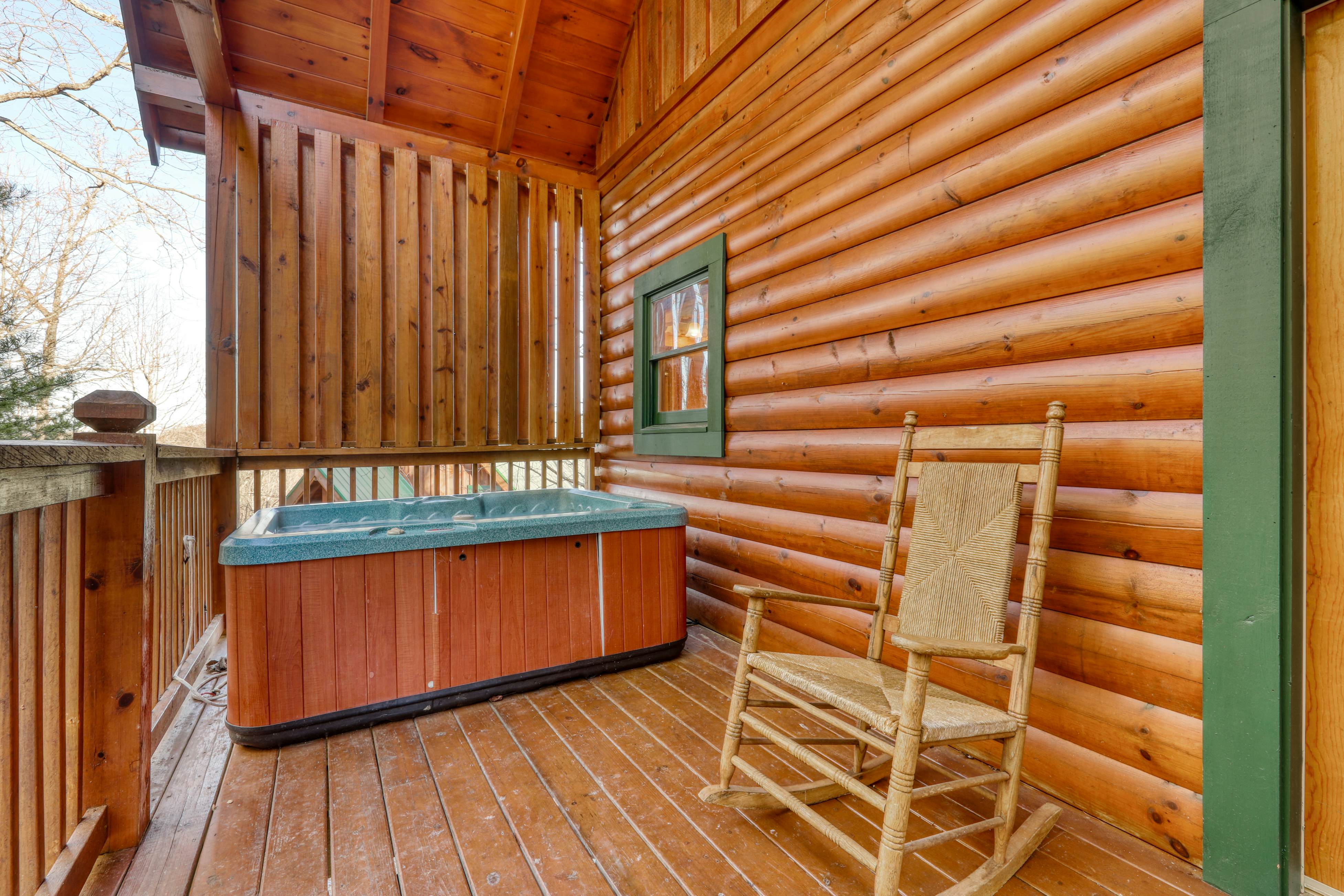 Stunning log cabin in rolling hills w/ private hot tub & Free Attraction Tickets