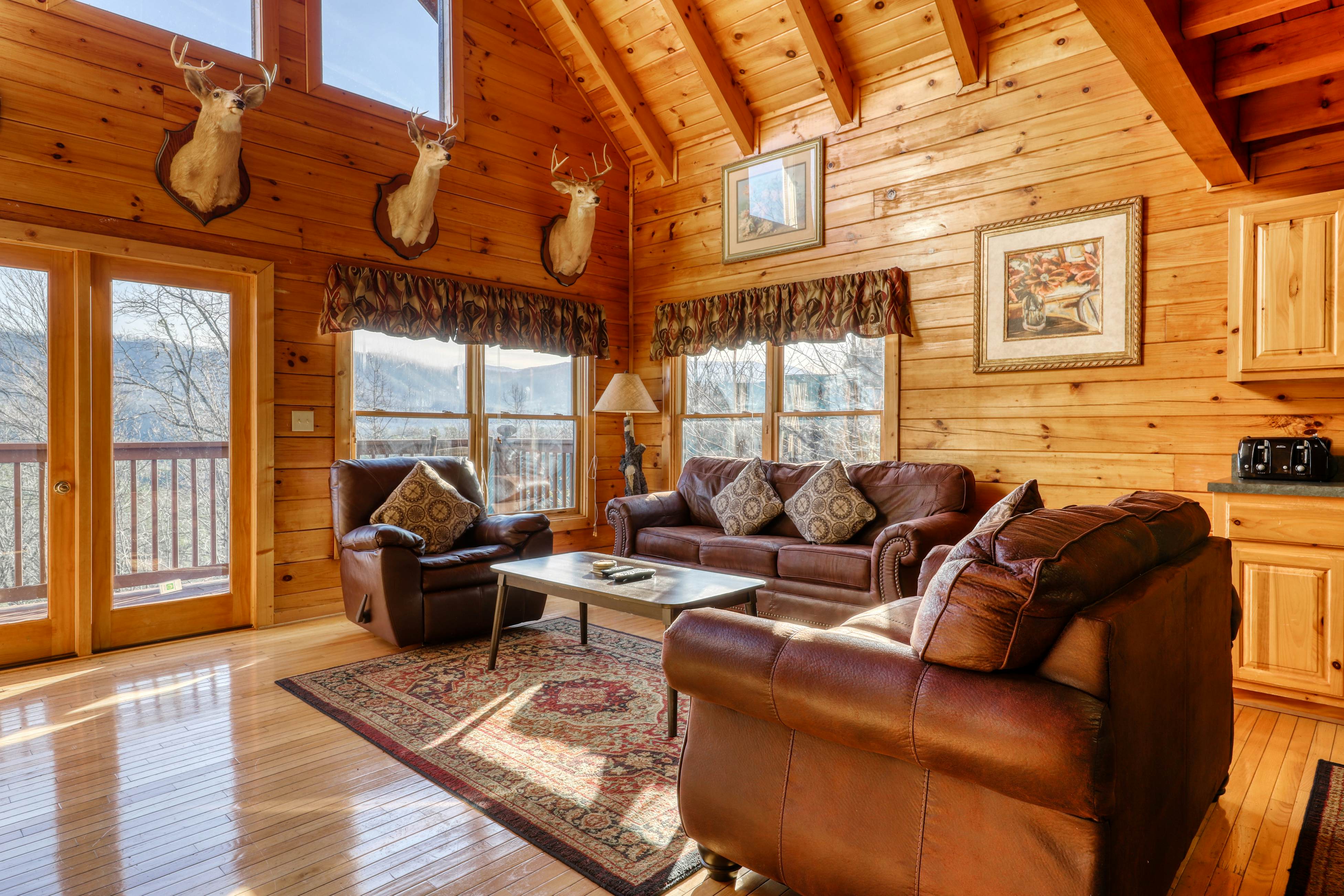 Stunning log cabin in rolling hills w/ private hot tub & Free Attraction Tickets