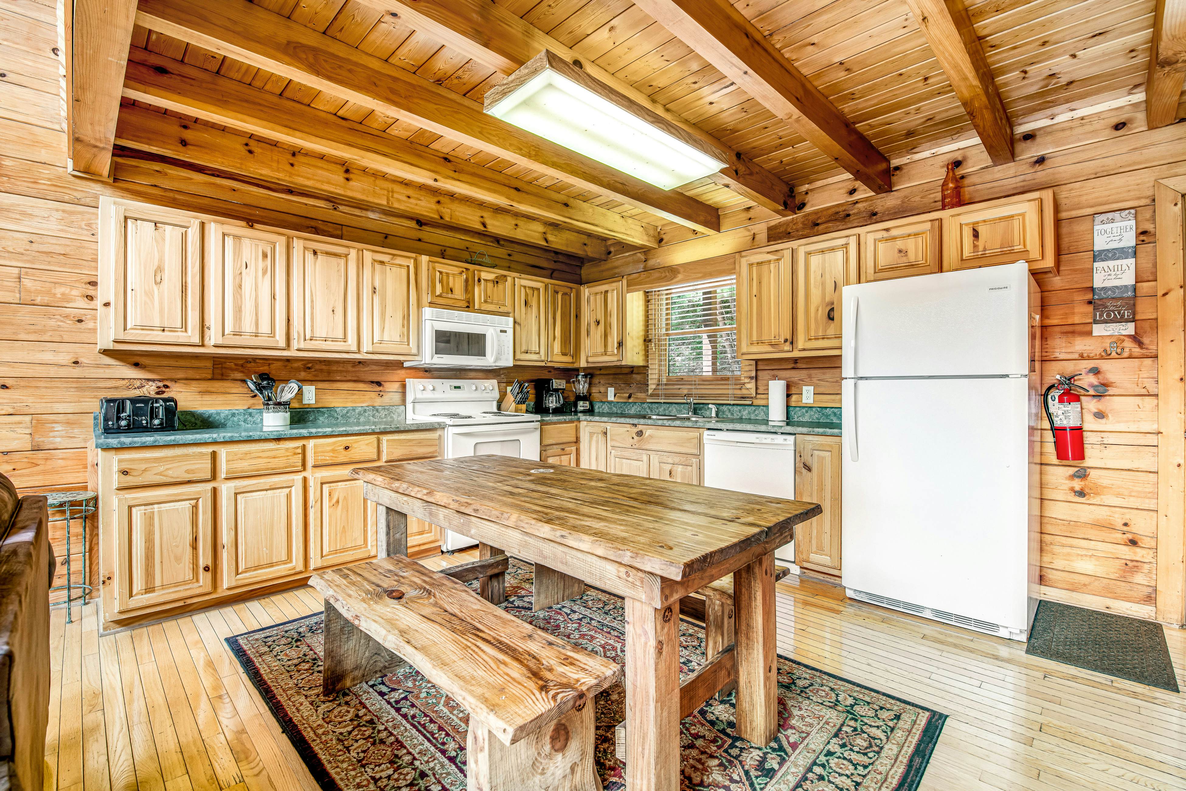 Stunning log cabin in rolling hills w/ private hot tub & Free Attraction Tickets