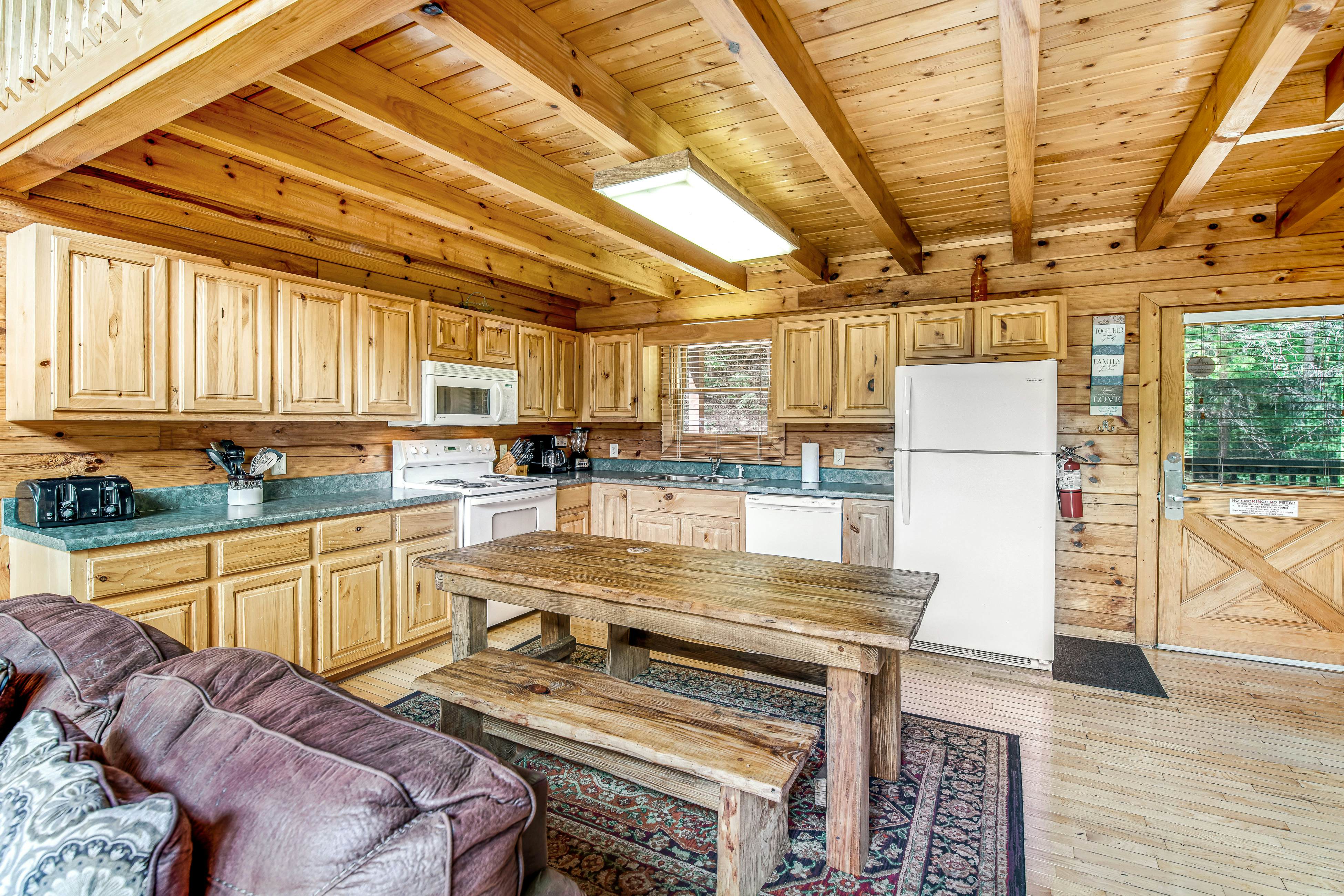 Stunning log cabin in rolling hills w/ private hot tub & Free Attraction Tickets