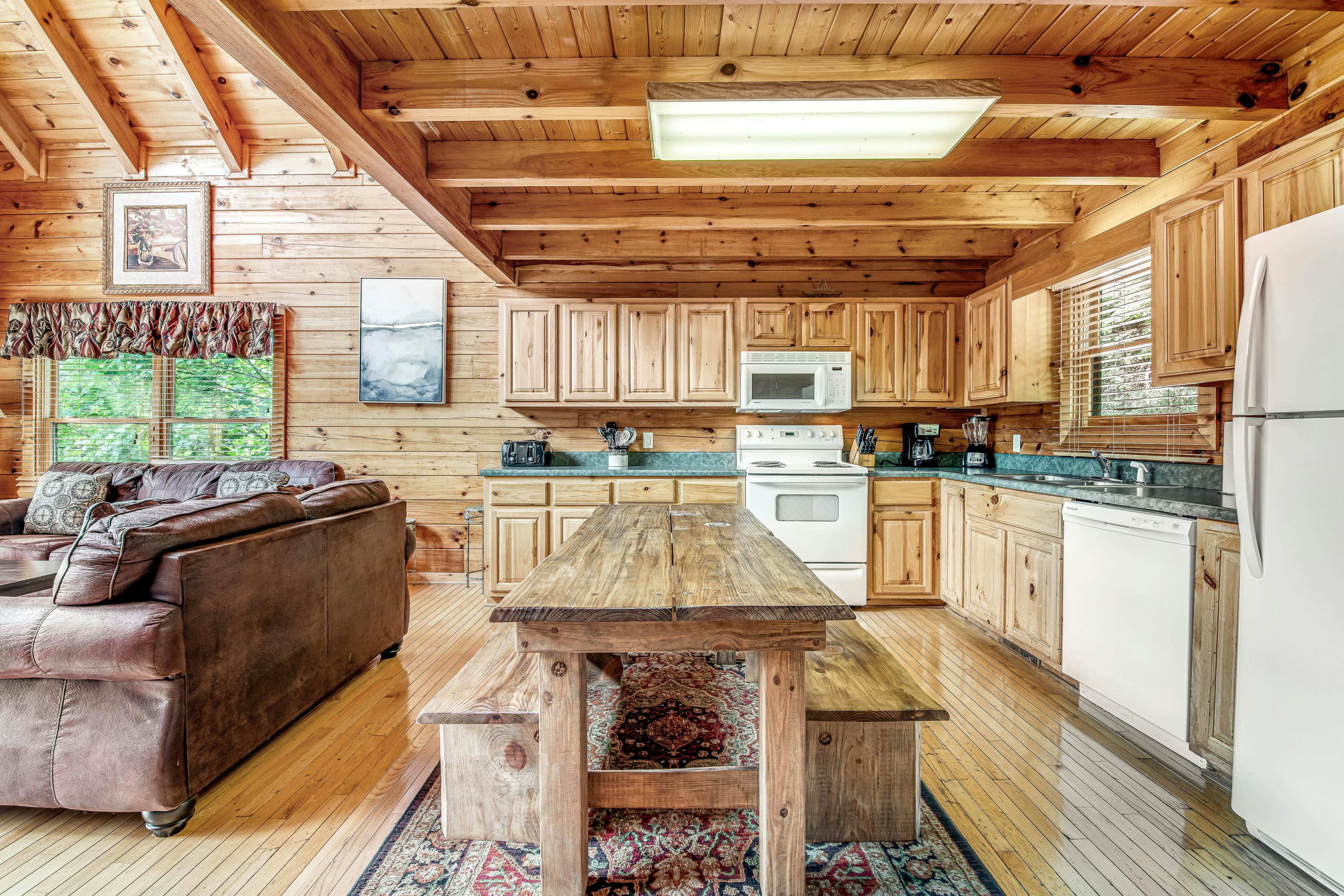 Stunning log cabin in rolling hills w/ private hot tub & Free Attraction Tickets