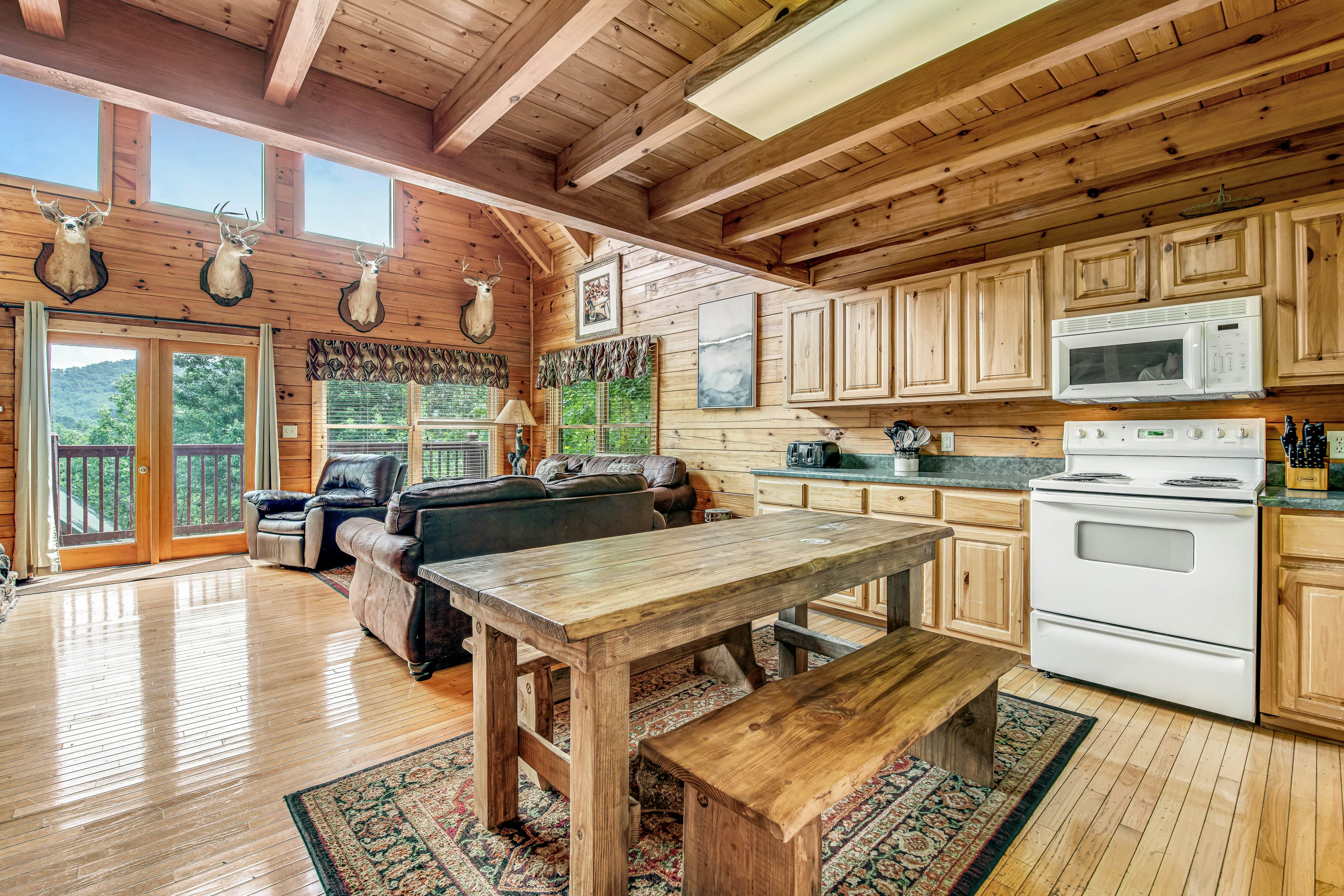 Stunning log cabin in rolling hills w/ private hot tub & Free Attraction Tickets
