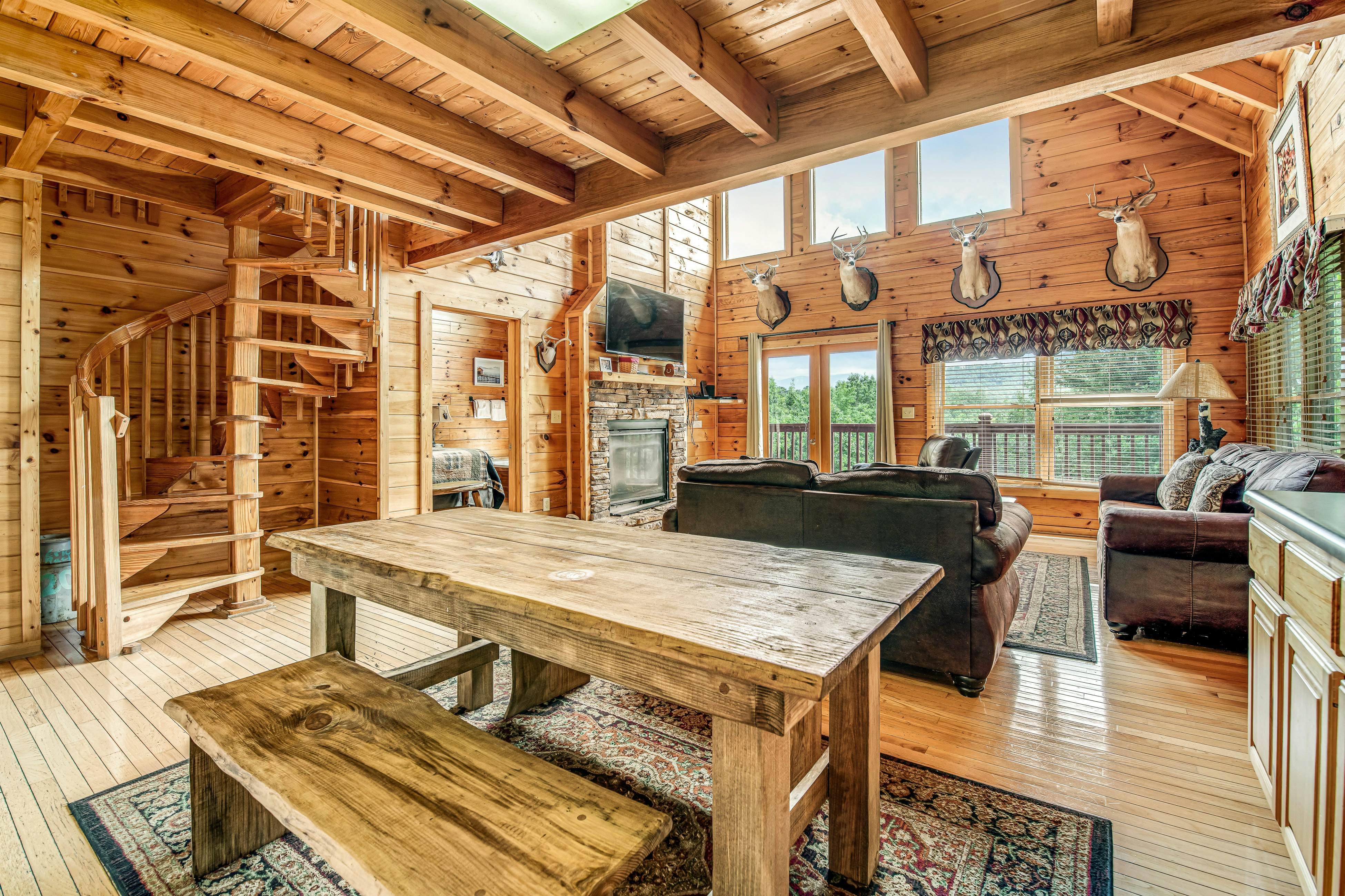 Stunning log cabin in rolling hills w/ private hot tub & Free Attraction Tickets
