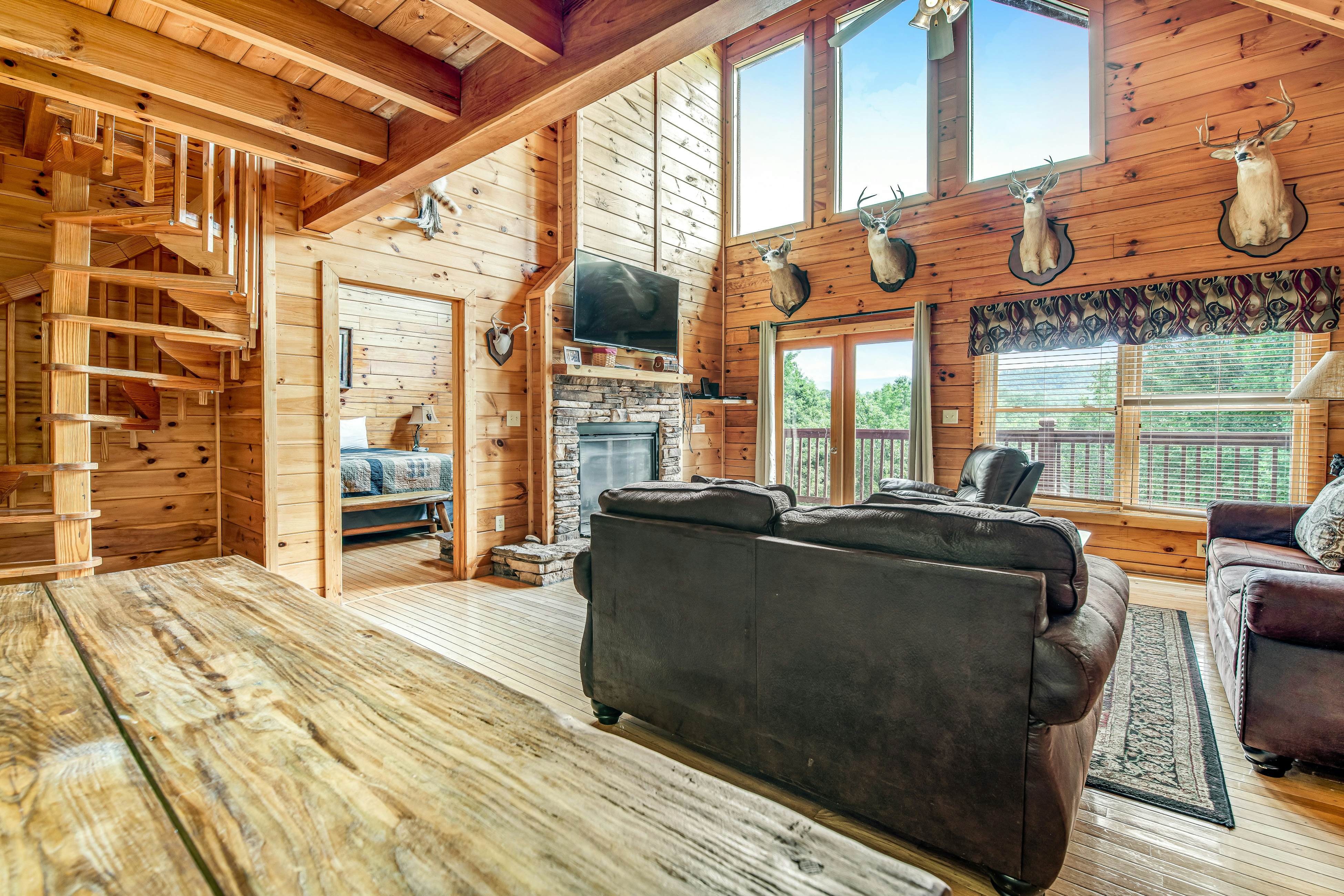 Stunning log cabin in rolling hills w/ private hot tub & Free Attraction Tickets